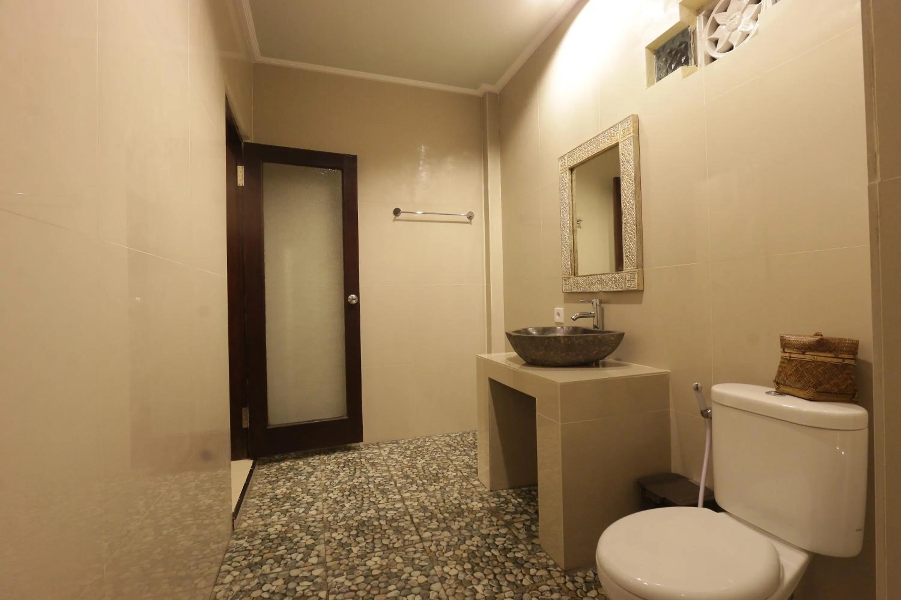 Bathroom in Duana Sari by Mahaputra