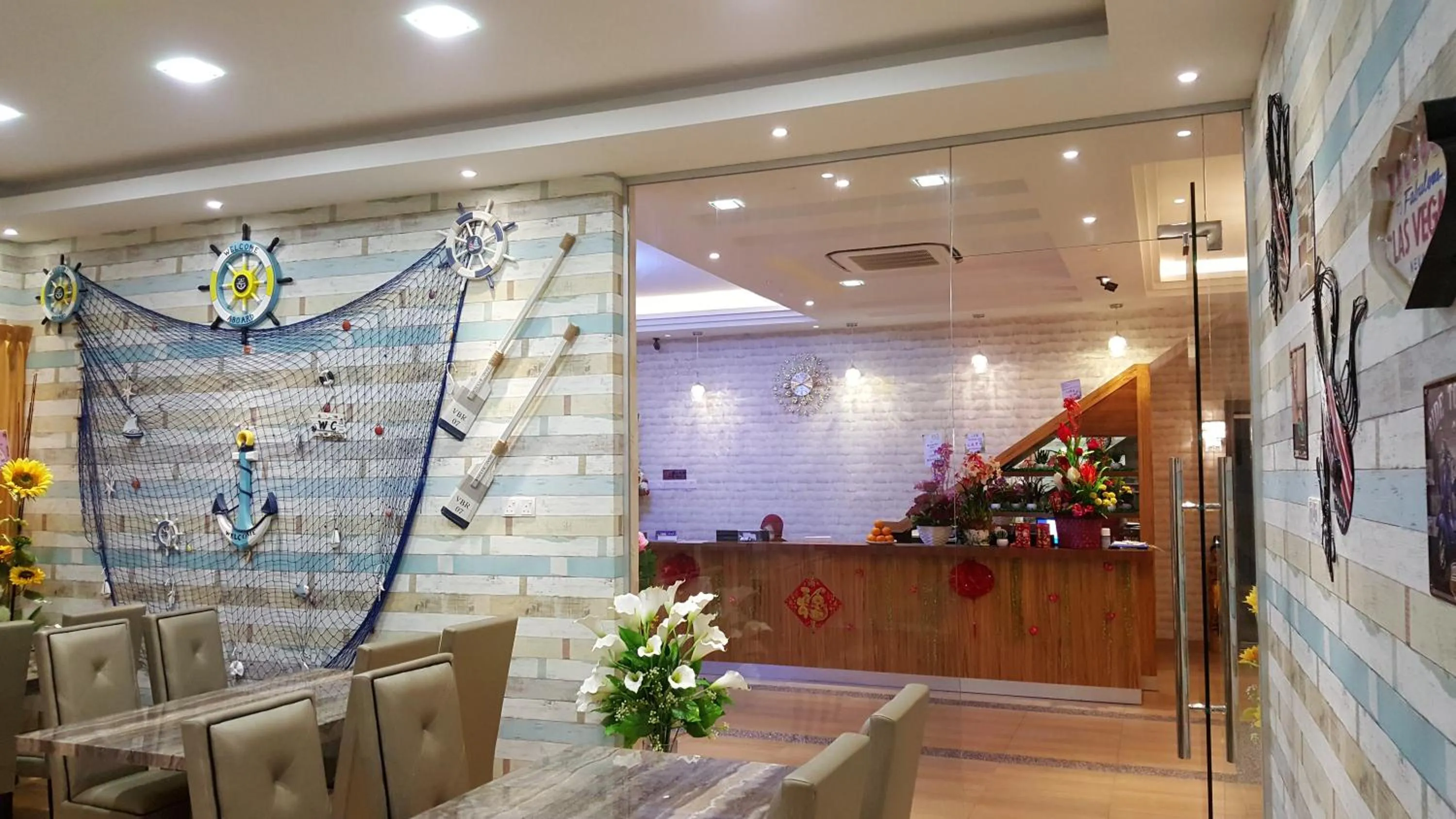 Restaurant/places to eat in 888 Boutique Hotel