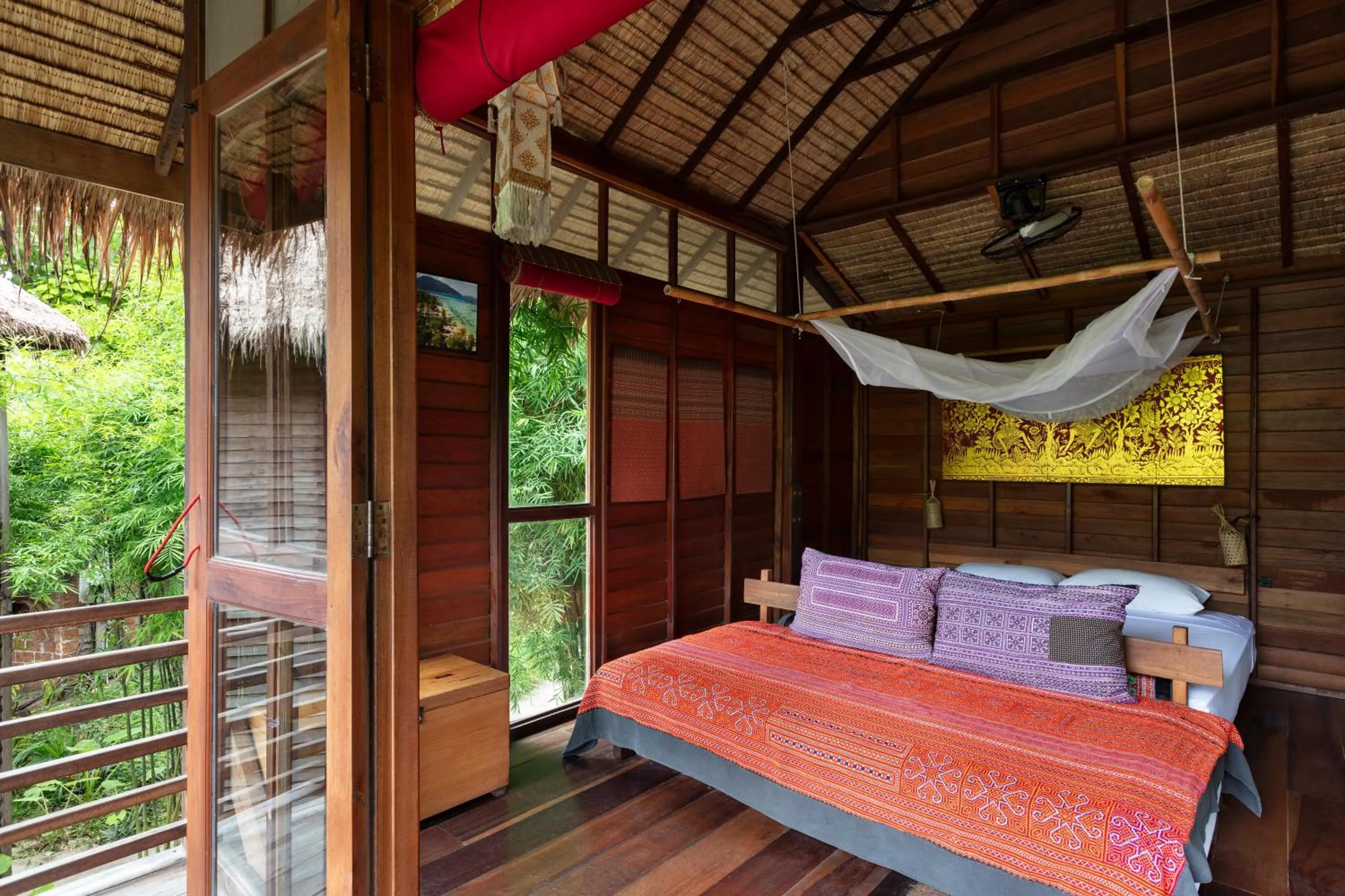Photo of the whole room, Bed in Castaway Resort Koh Lipe