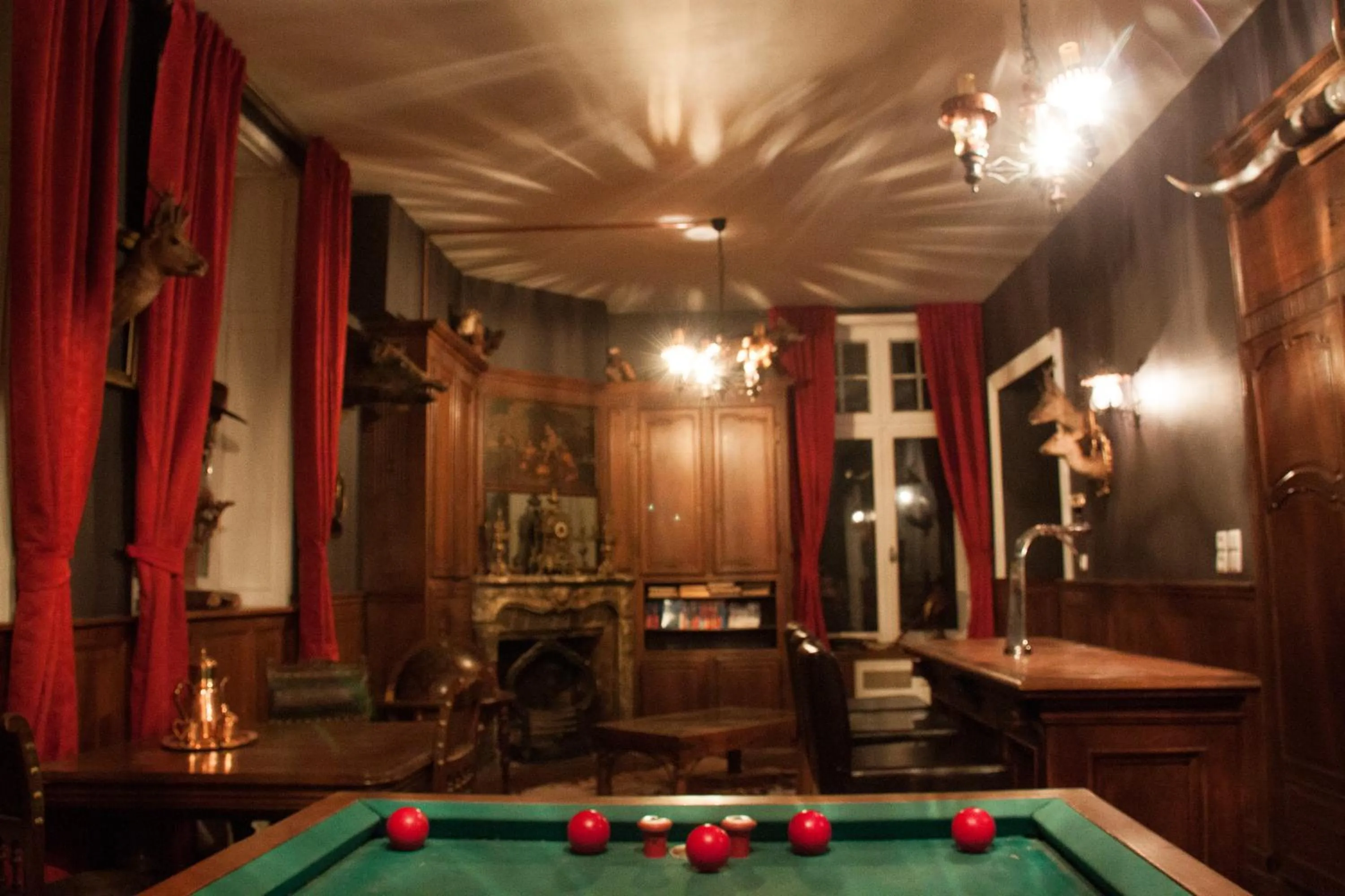 Billiard in Château de l'Aviette