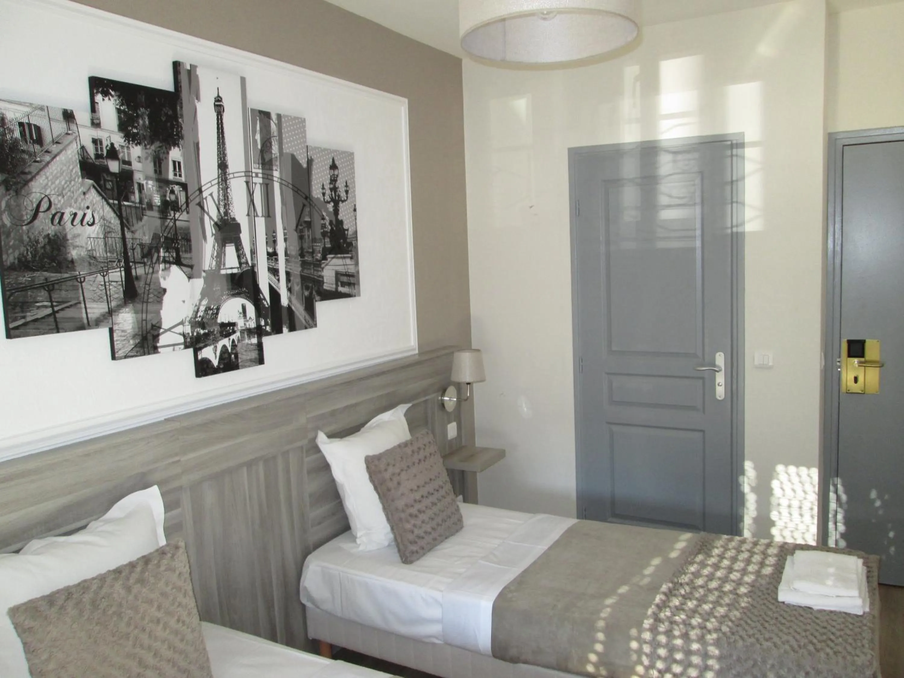 Property building, Bed in Ménil Bon Temps
