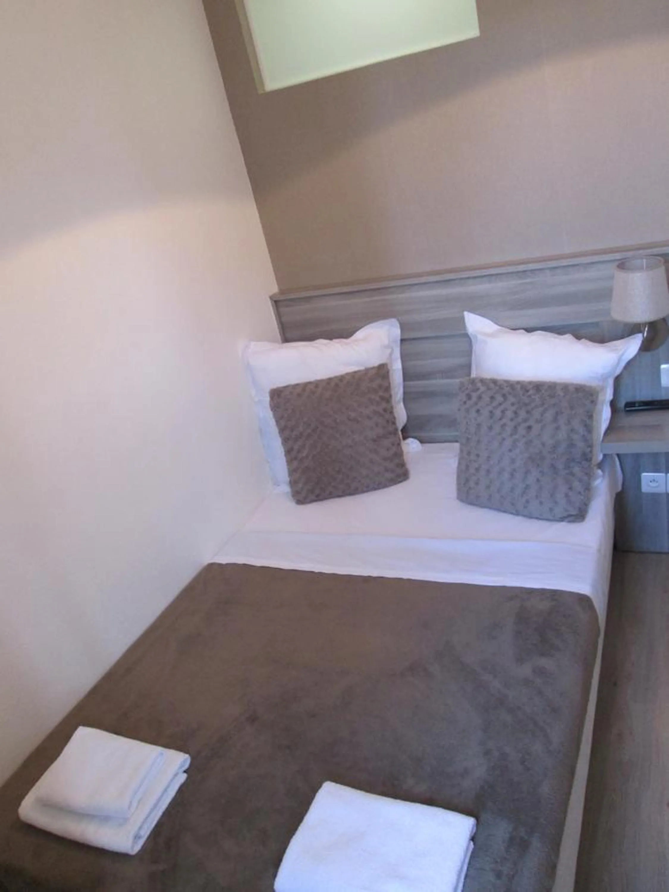 Property building, Bed in Ménil Bon Temps