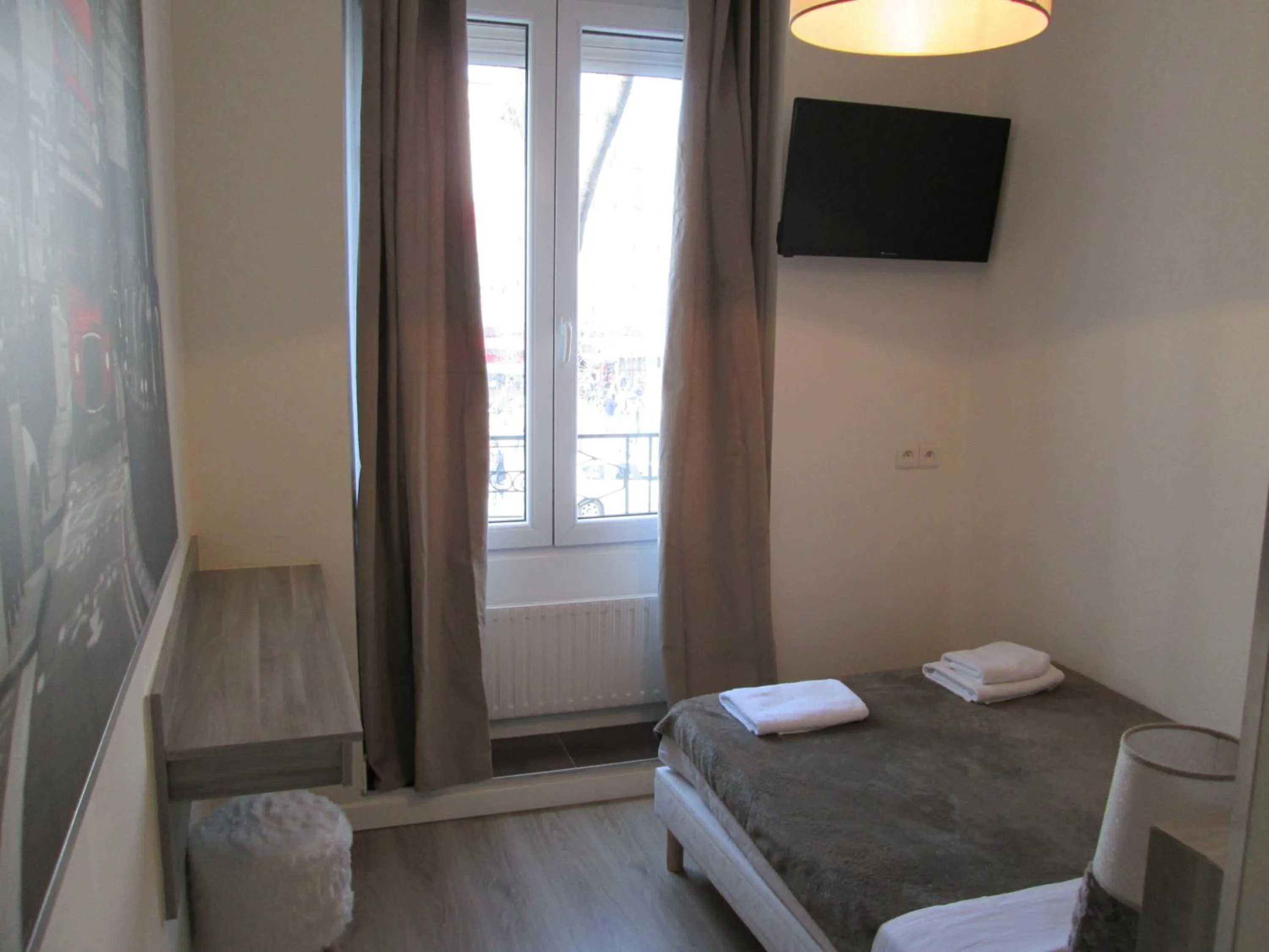 Property building, Bed in Ménil Bon Temps