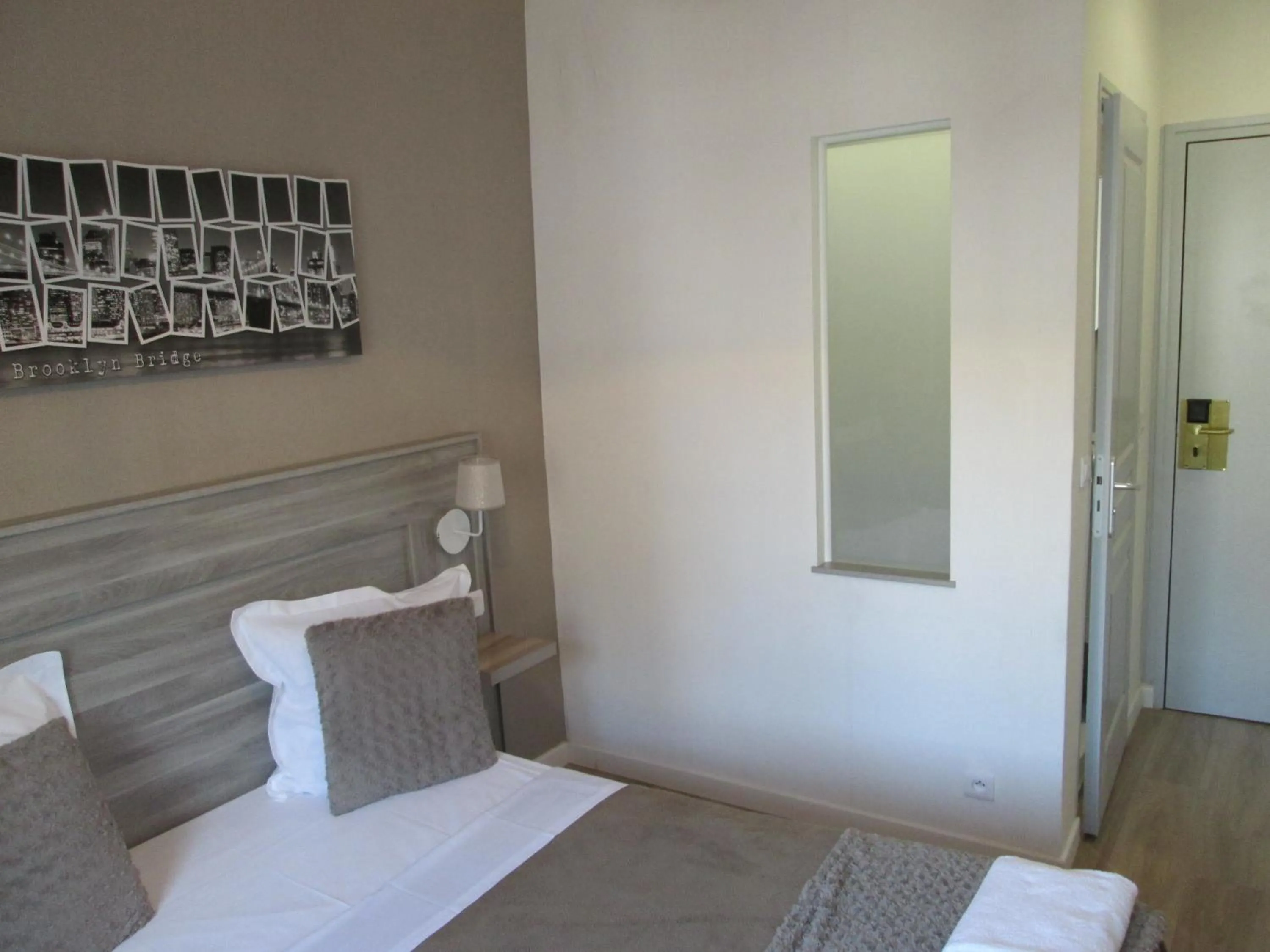 Property building, Bed in Ménil Bon Temps