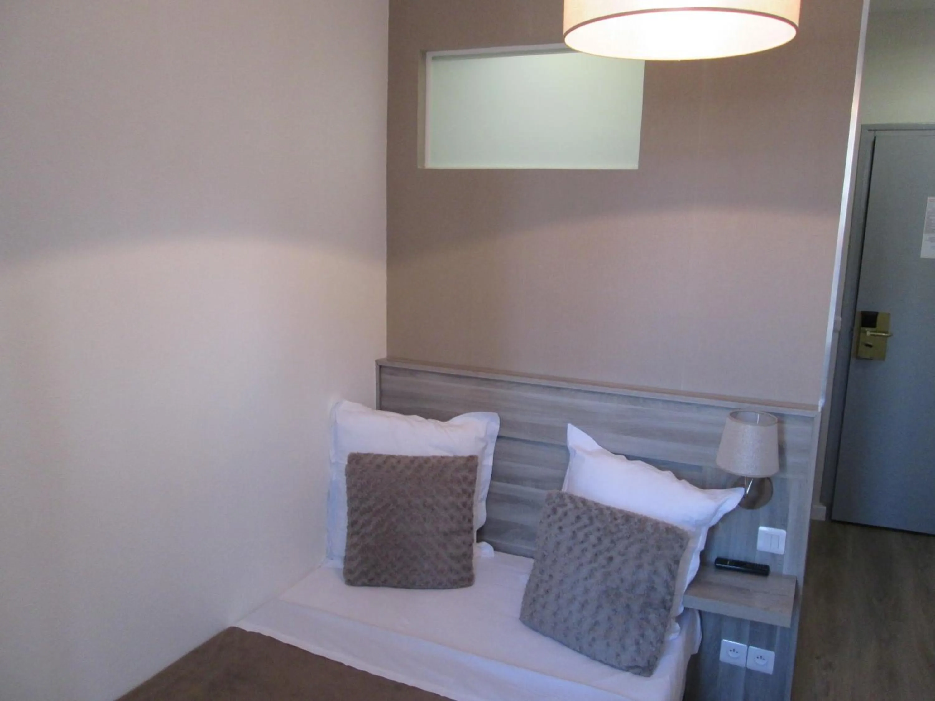 Property building, Bed in Ménil Bon Temps