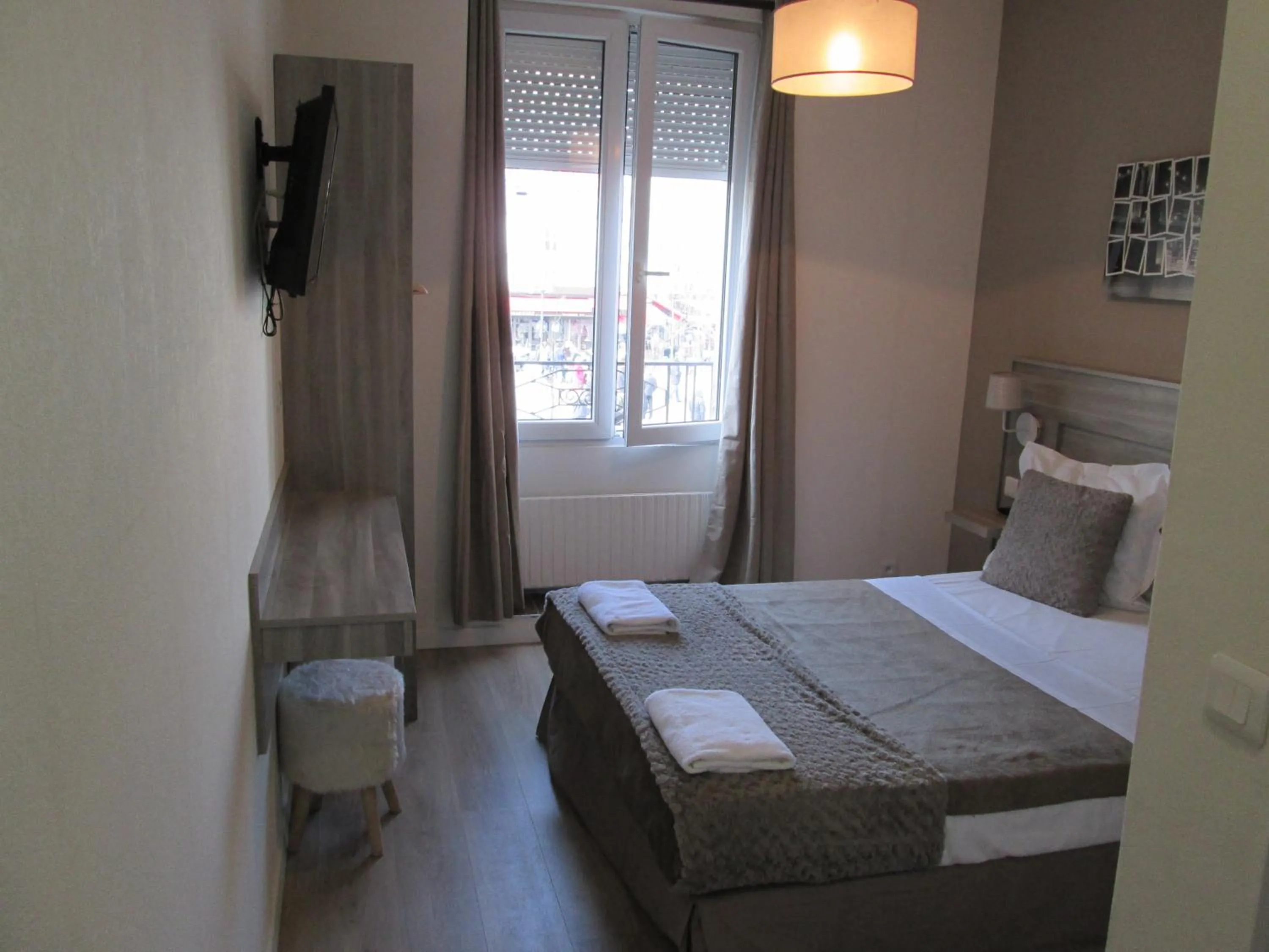 Property building, Bed in Ménil Bon Temps