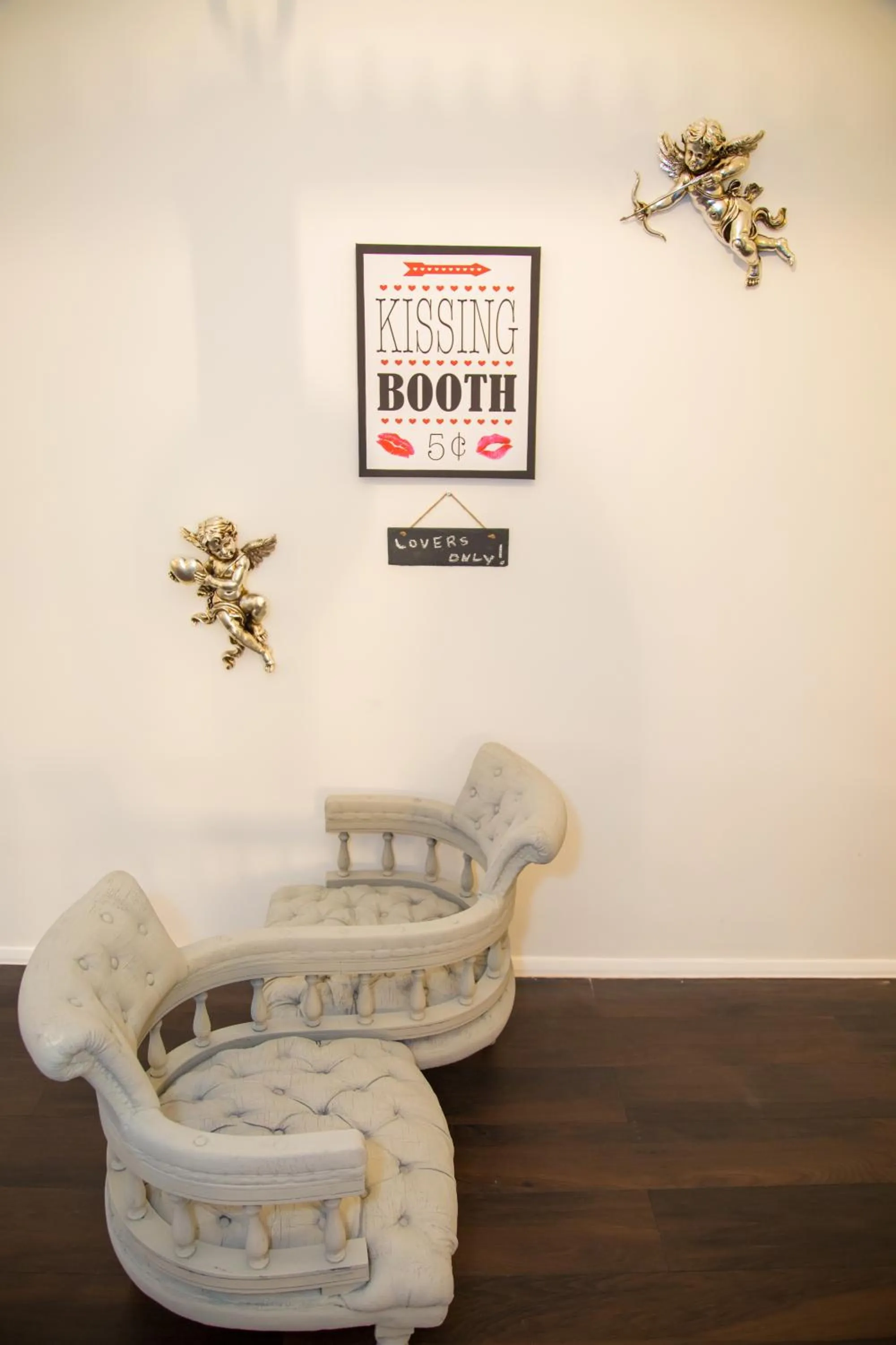 Decorative detail in Gray Manor Hotel