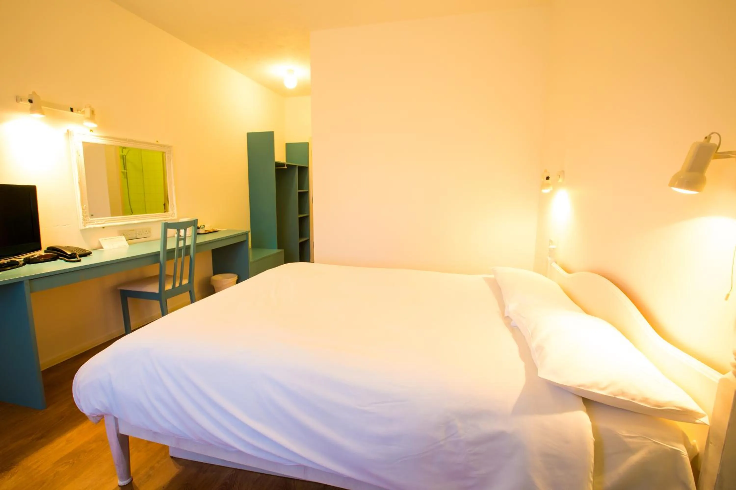 Photo of the whole room, Bed in Gray Manor Hotel