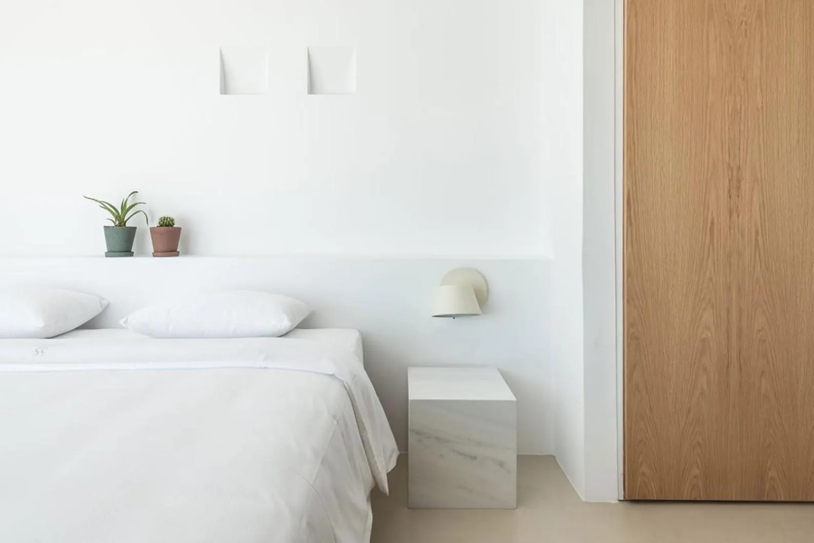 Bed in Santorini Heights