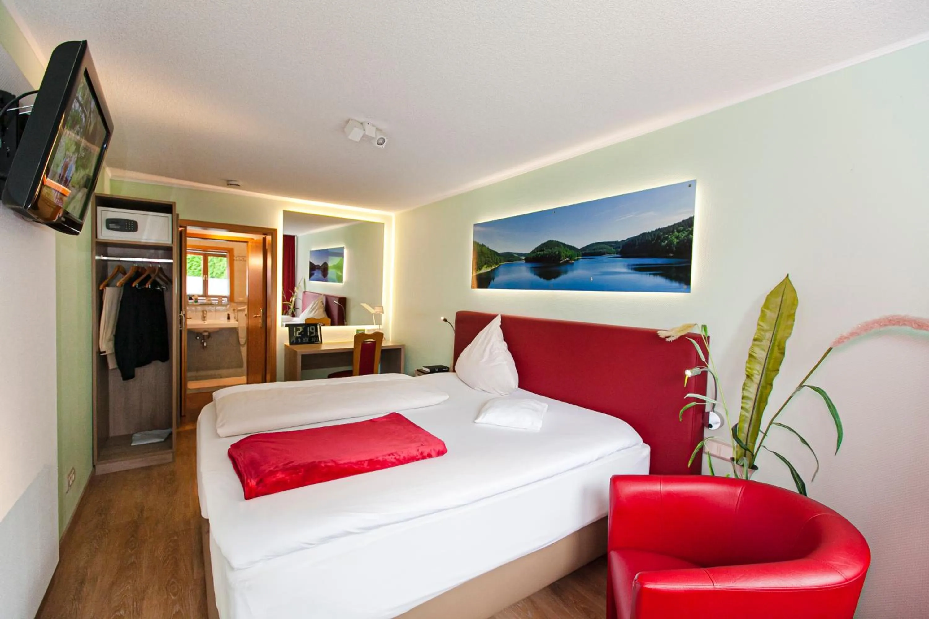 Photo of the whole room, Bed in Landgasthof Tönnes