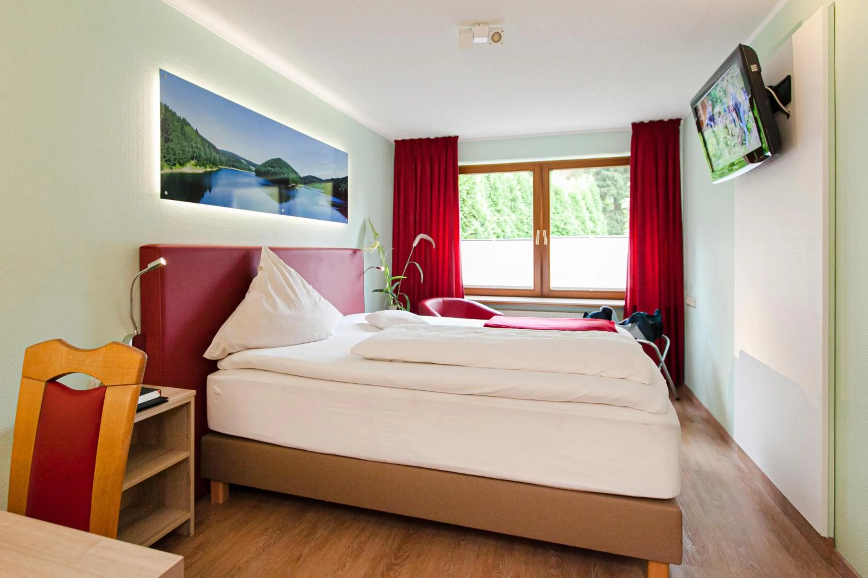 Photo of the whole room, Bed in Landgasthof Tönnes