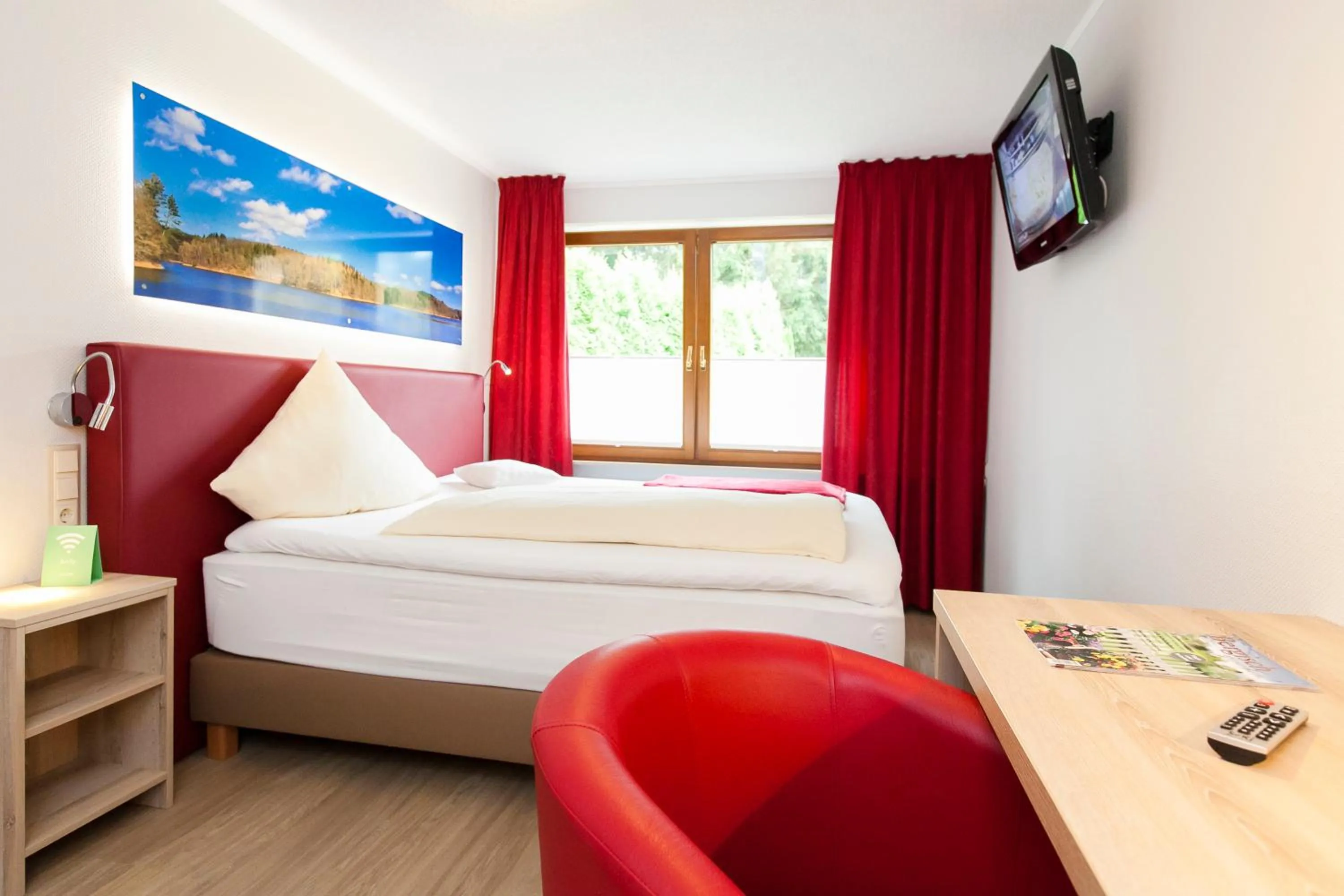 Photo of the whole room, Bed in Landgasthof Tönnes