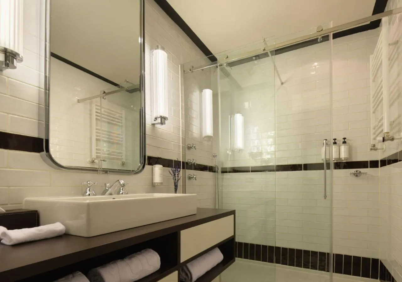 Shower in Only YOU Hotel Atocha