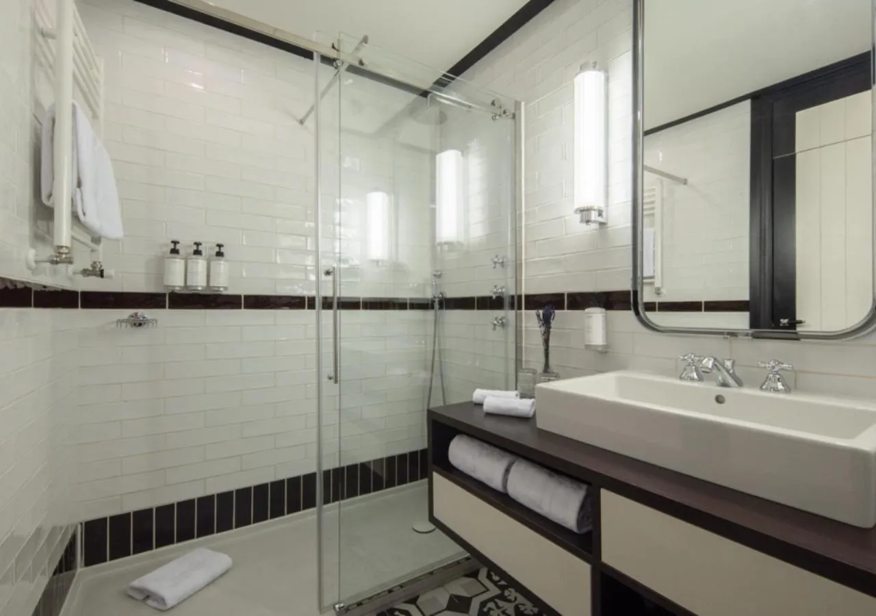 Shower in Only YOU Hotel Atocha