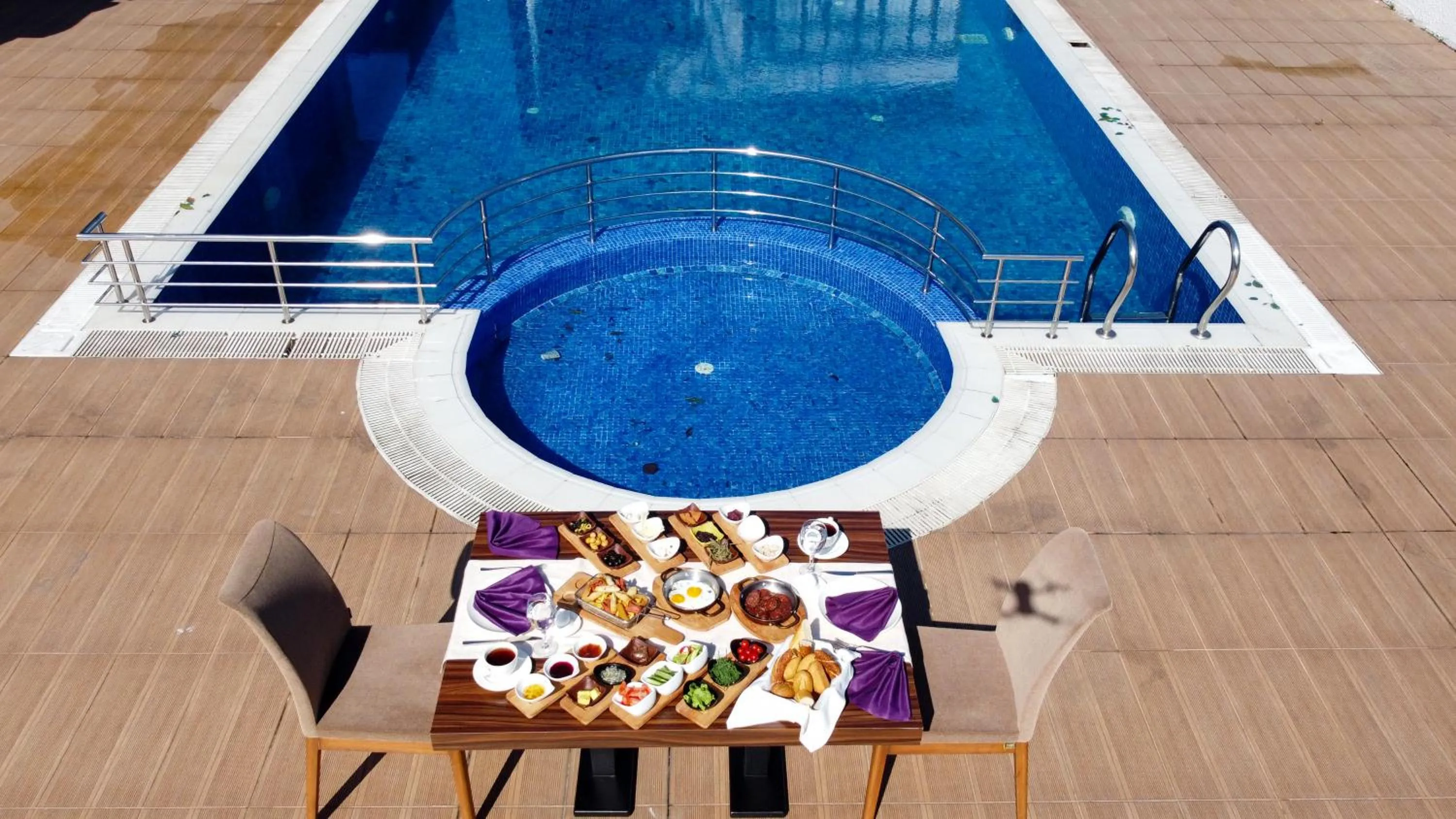 Swimming pool in Elgarden Hotel & Spa