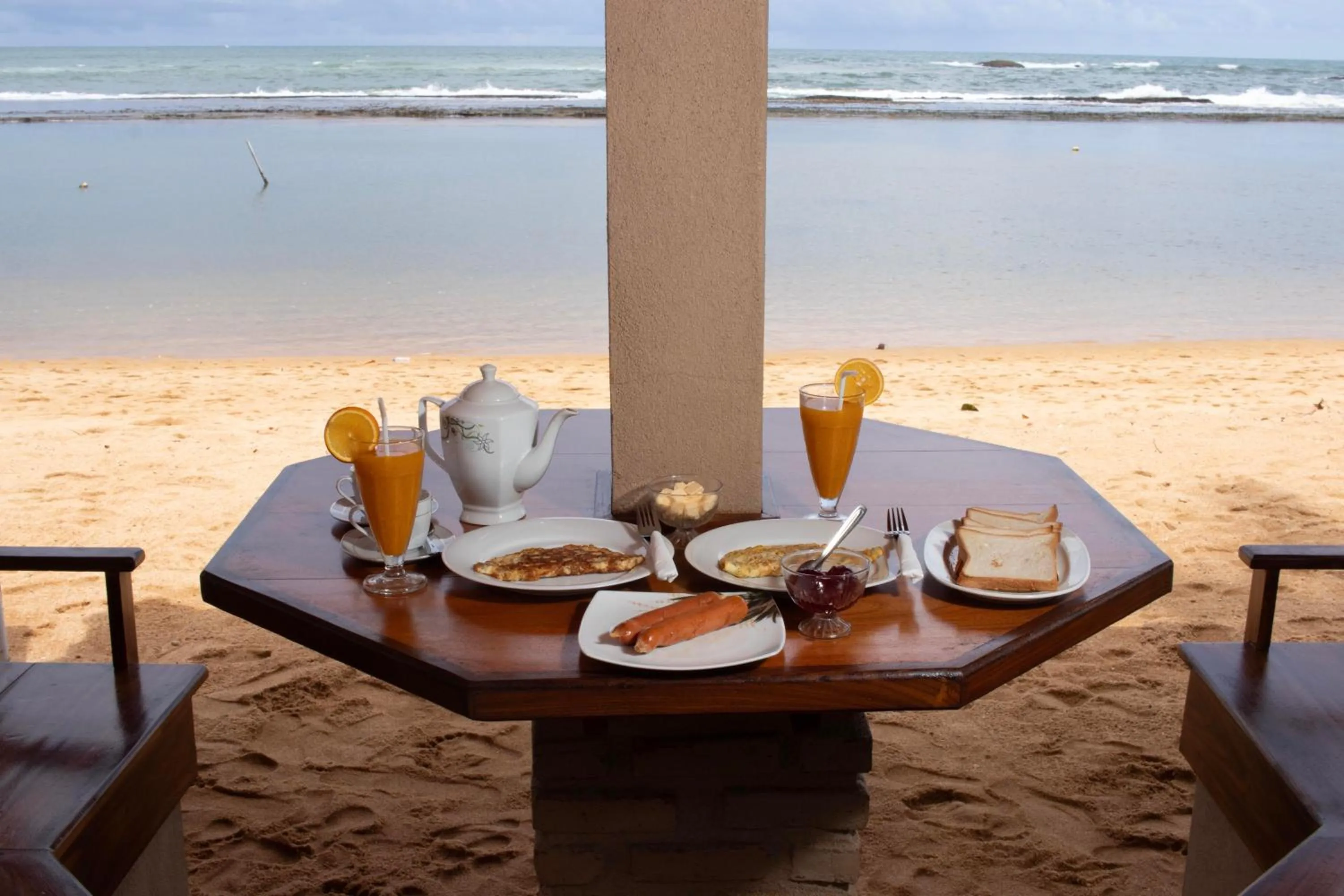 Food and drinks in Hotel Coconut Bar Sea Lodge