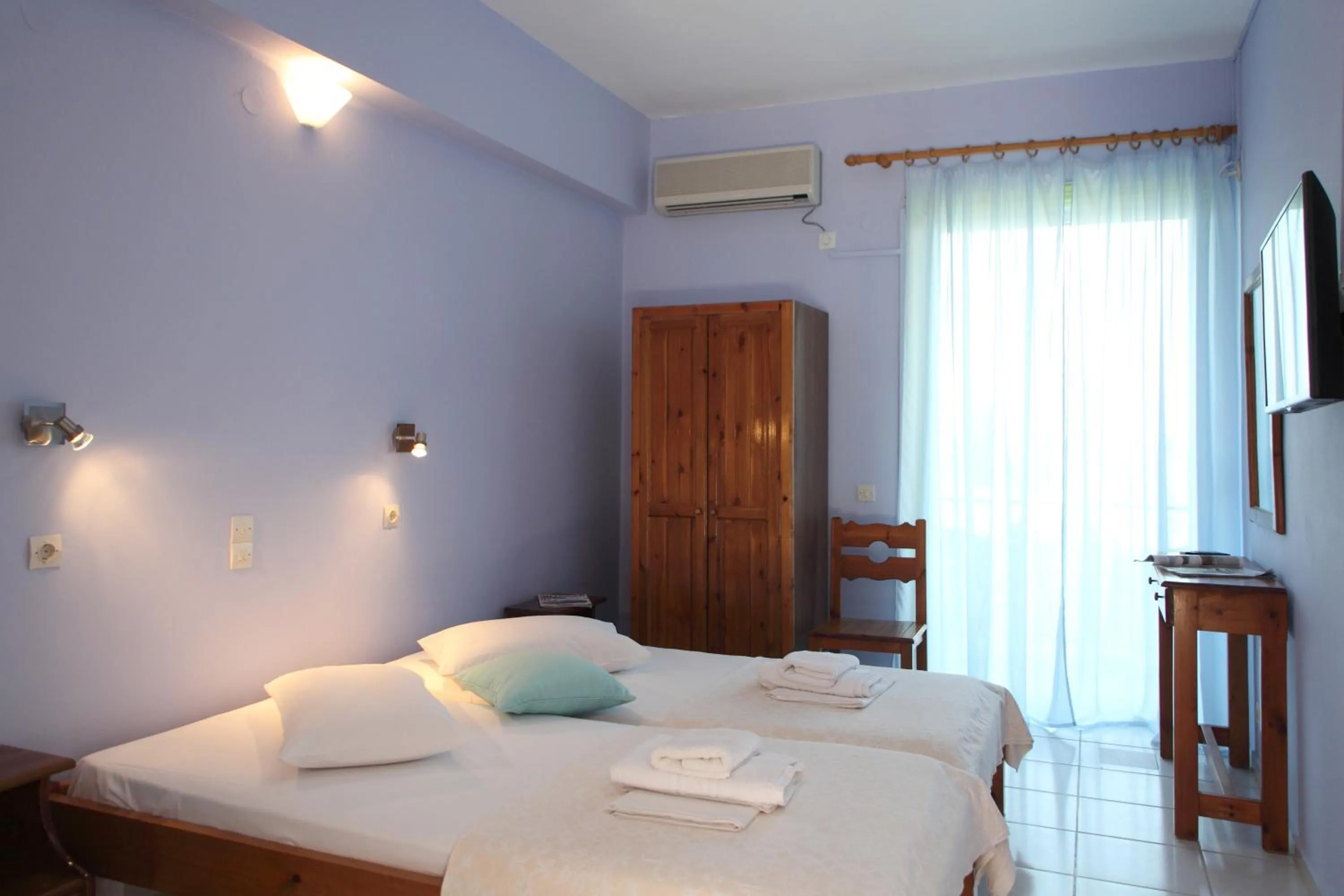 Photo of the whole room, Bed in Summer House Louisa