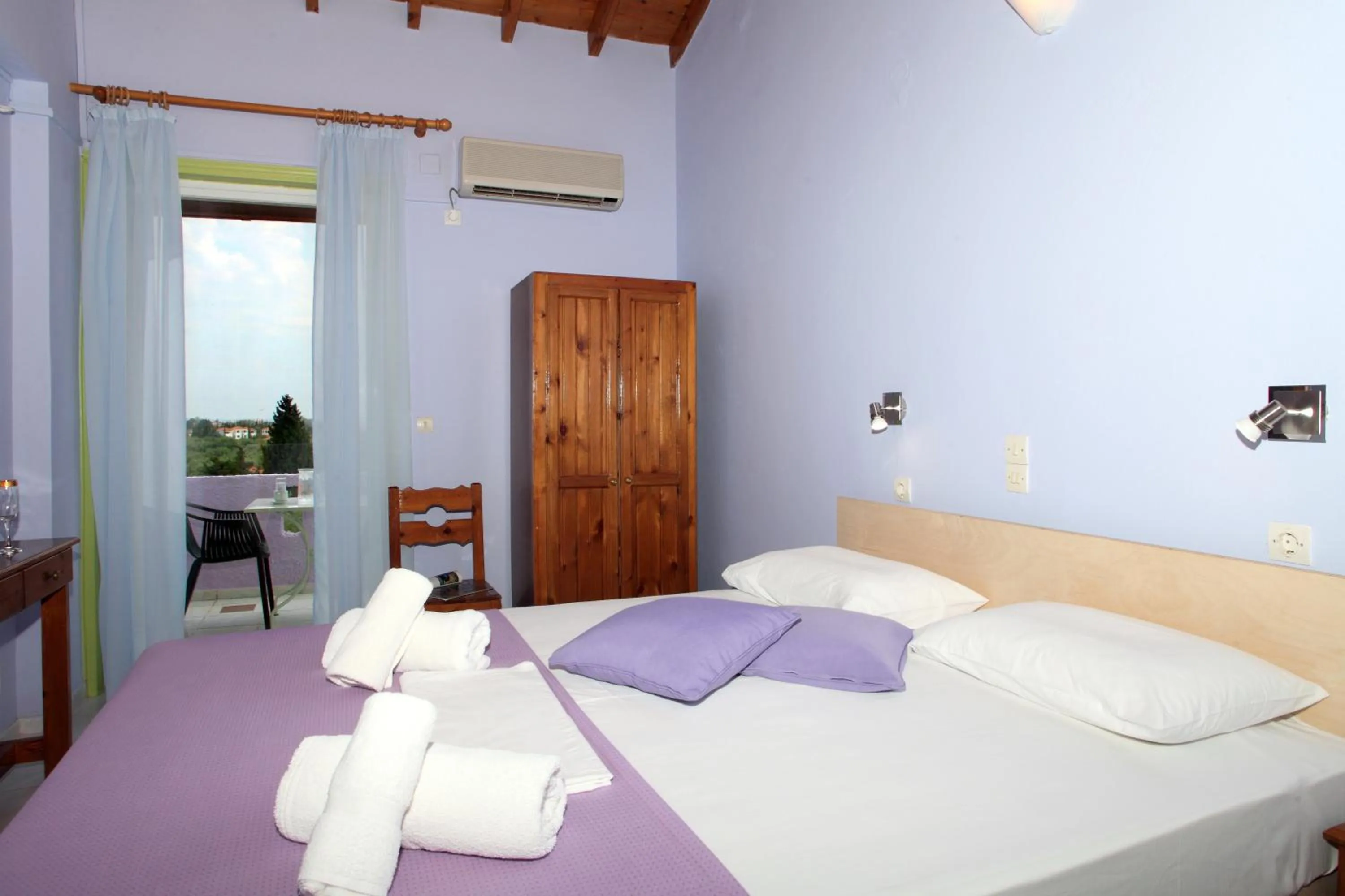 Photo of the whole room, Bed in Summer House Louisa