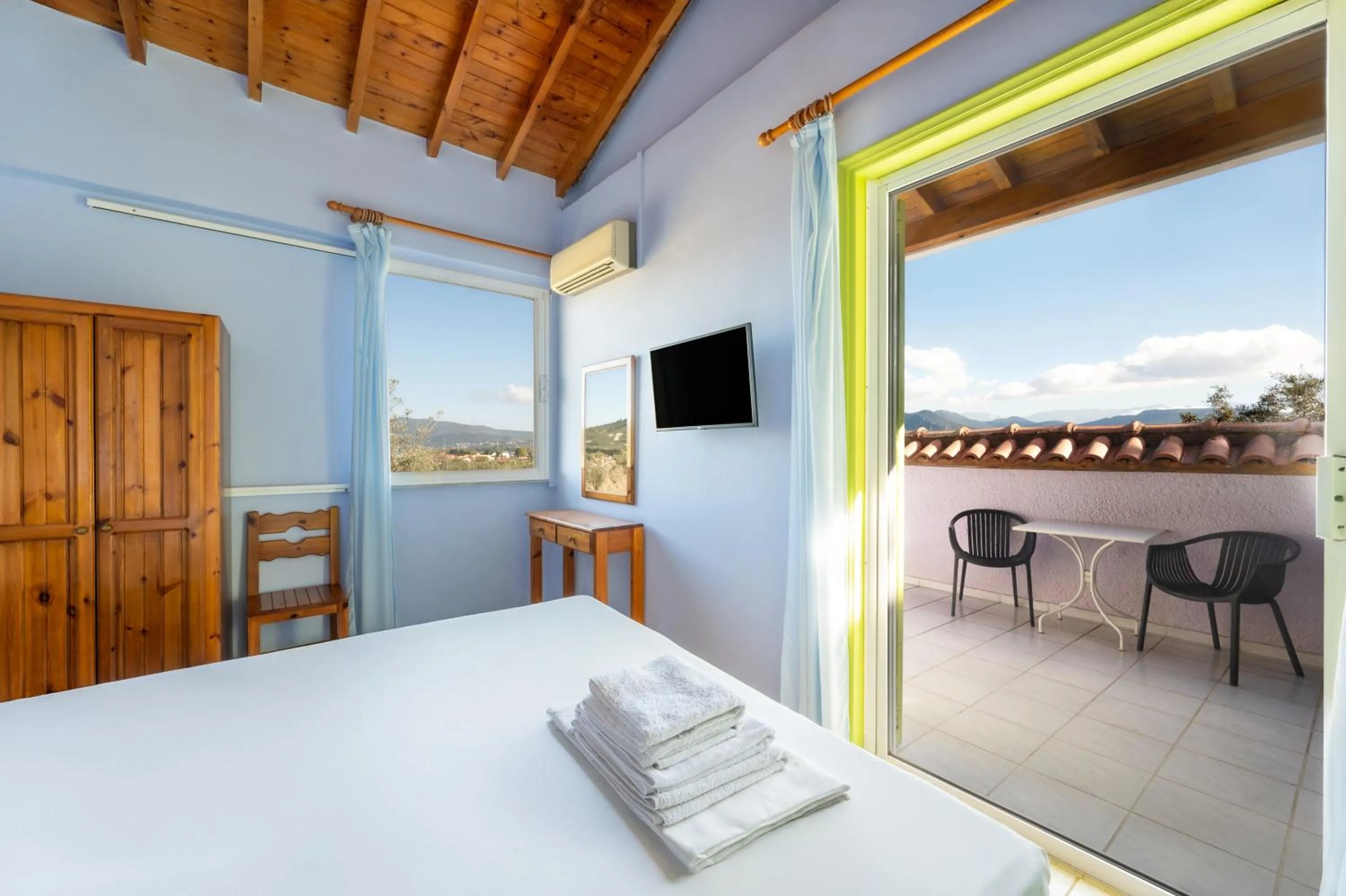 Bed in Summer House Louisa