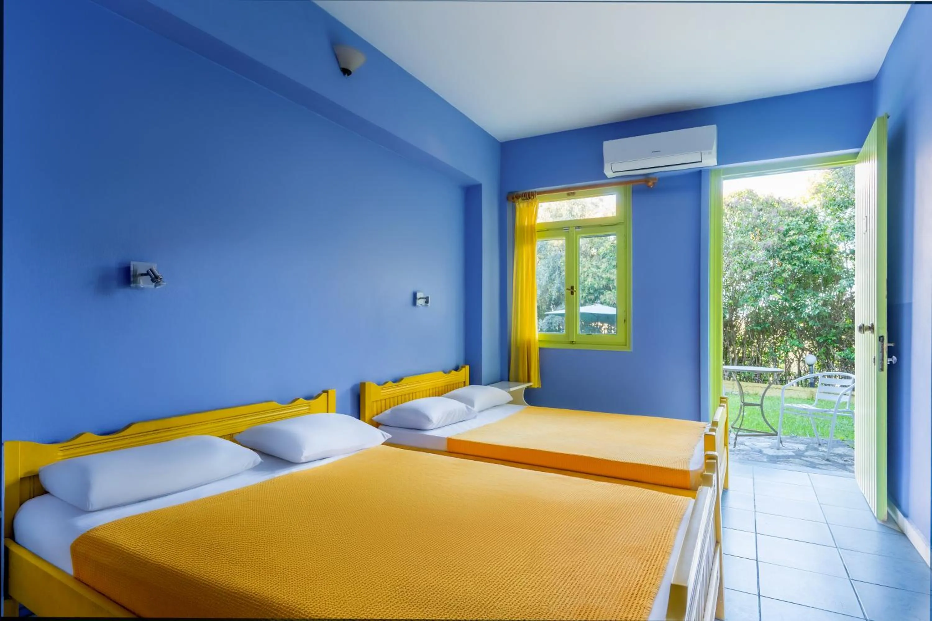 Bed in Summer House Louisa