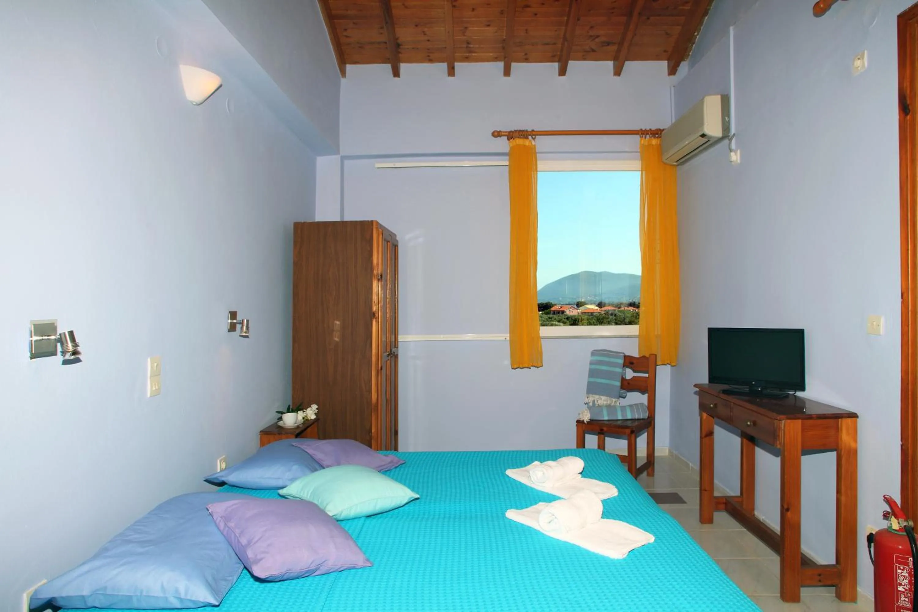 Photo of the whole room, Bed in Summer House Louisa