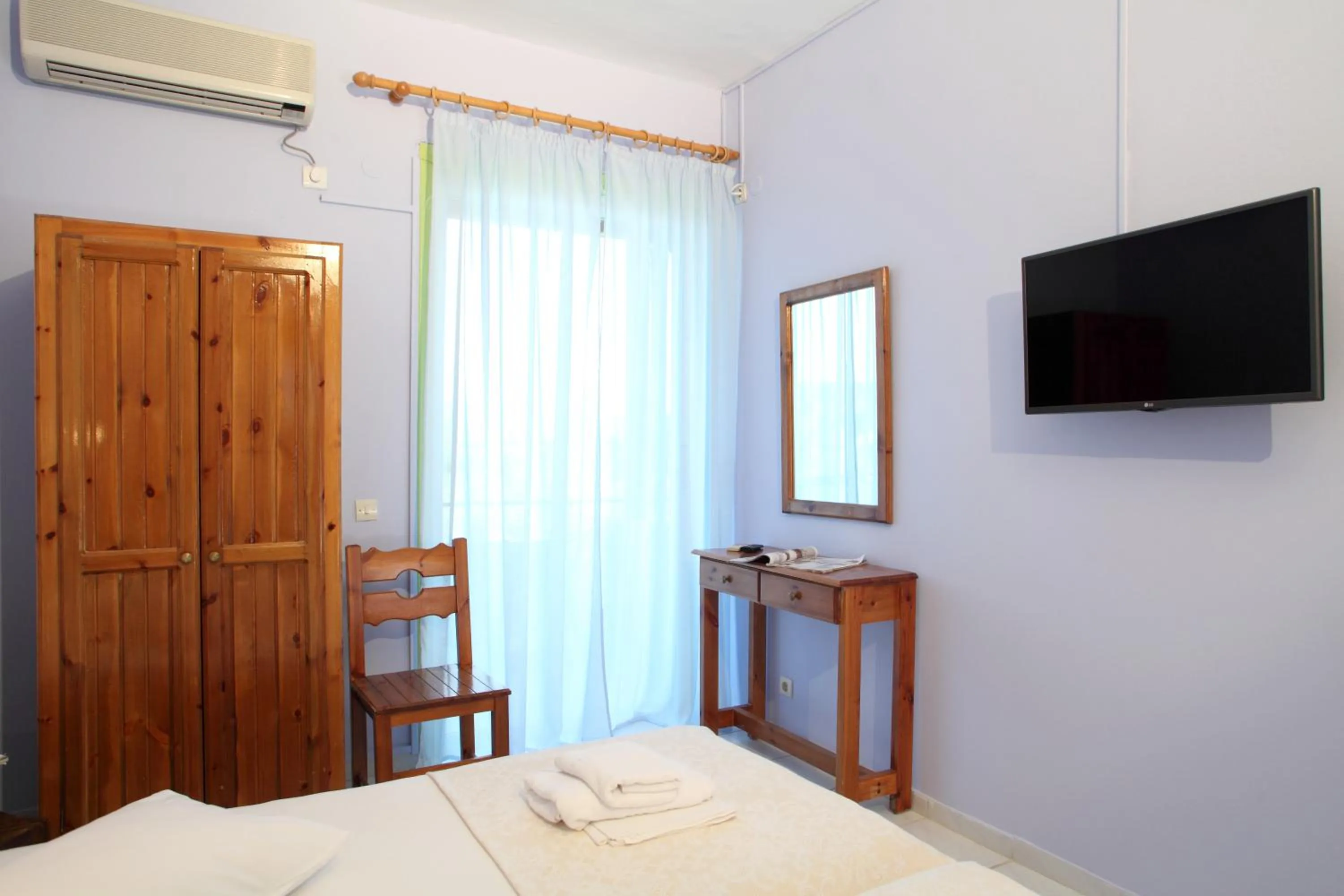 Photo of the whole room, Bed in Summer House Louisa