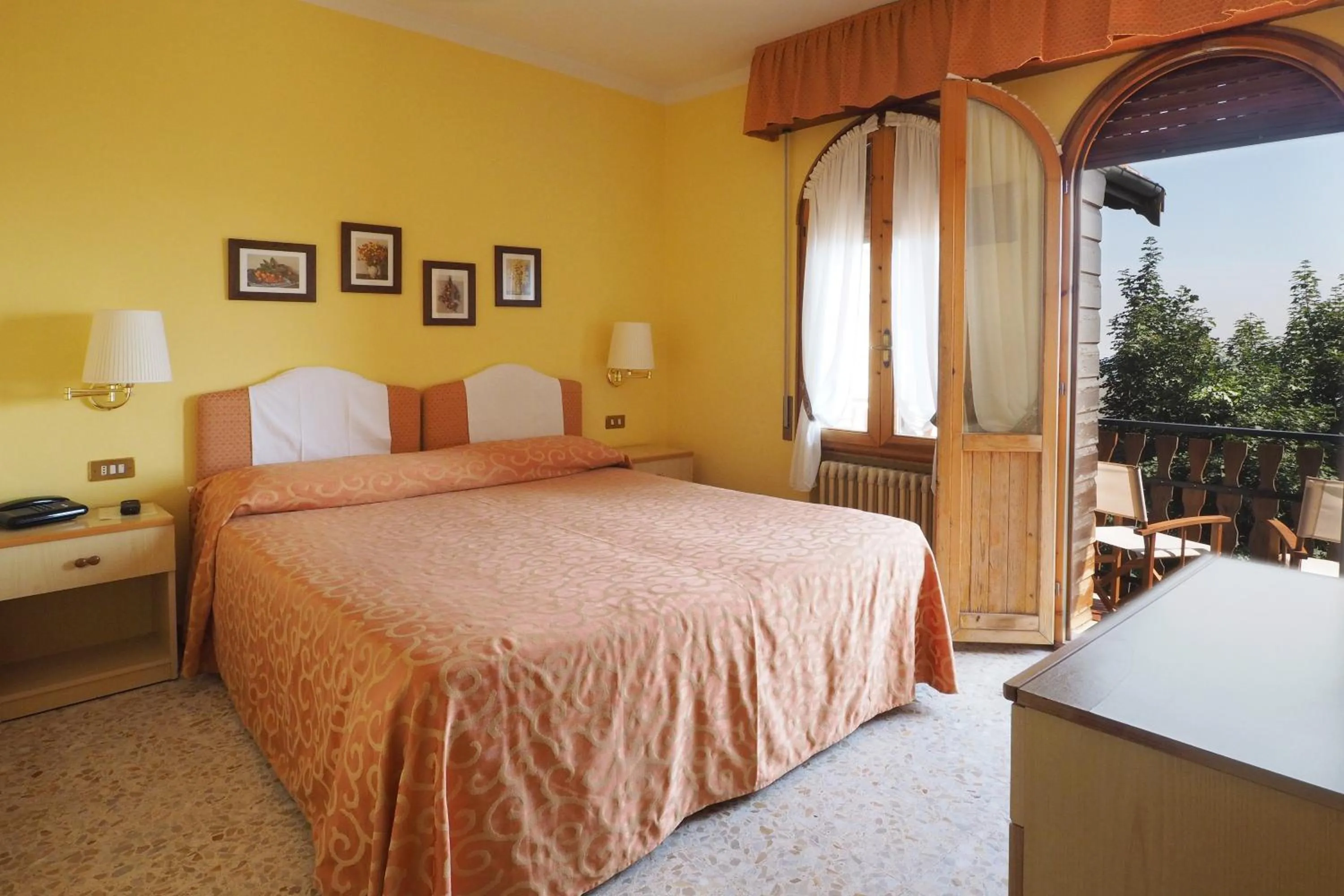 Bed in Hotel Tirolo