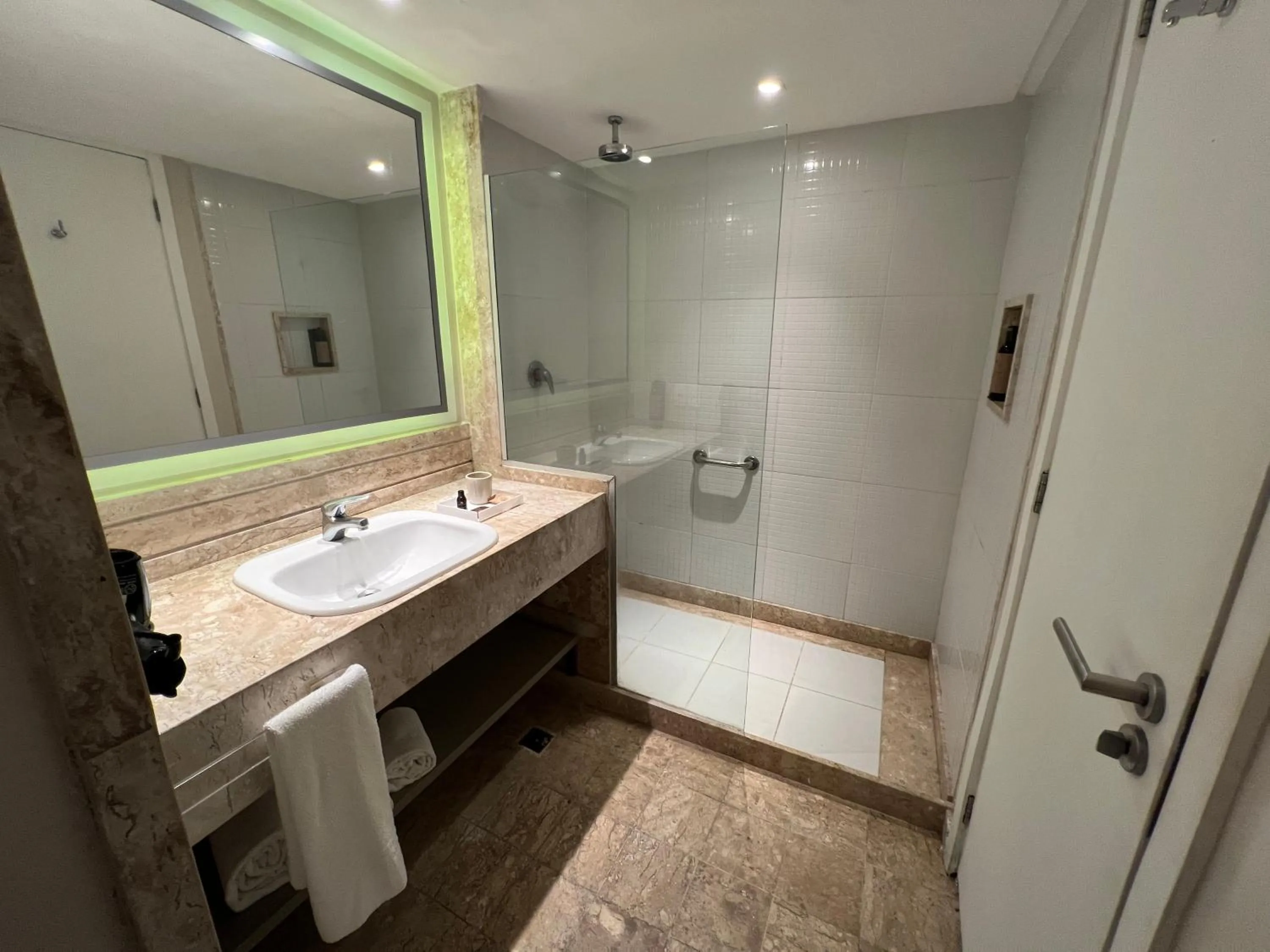 Shower in Hotel Atlante Plaza