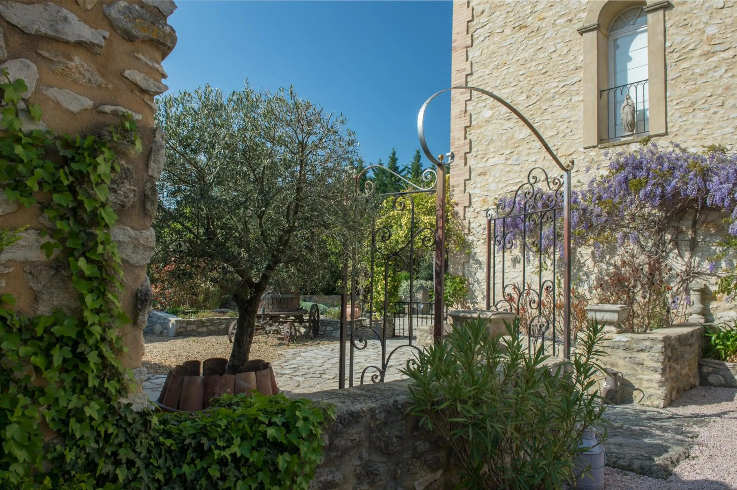 Garden view in Les Carmes and spa