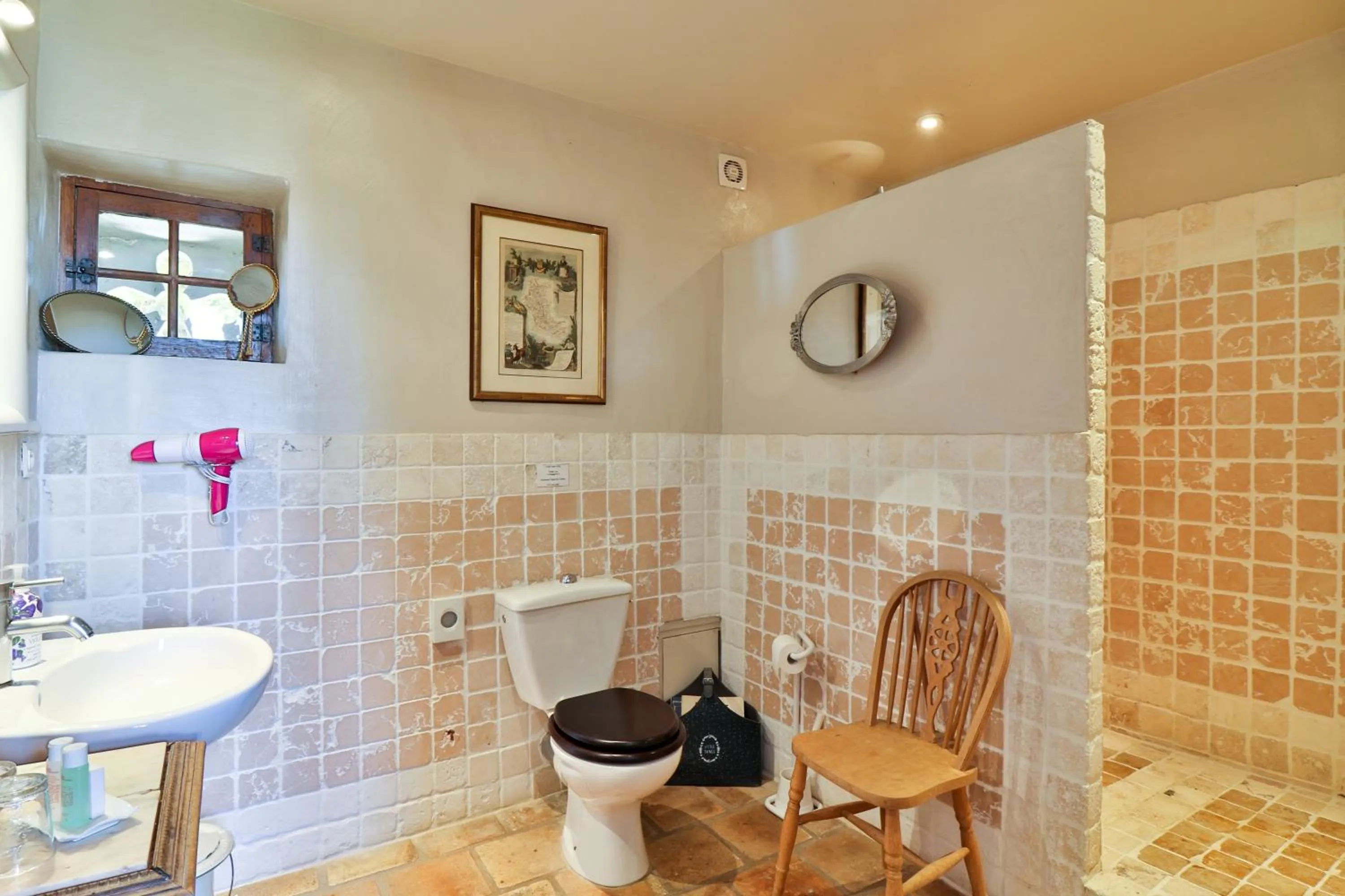 Bathroom in Les Carmes and spa