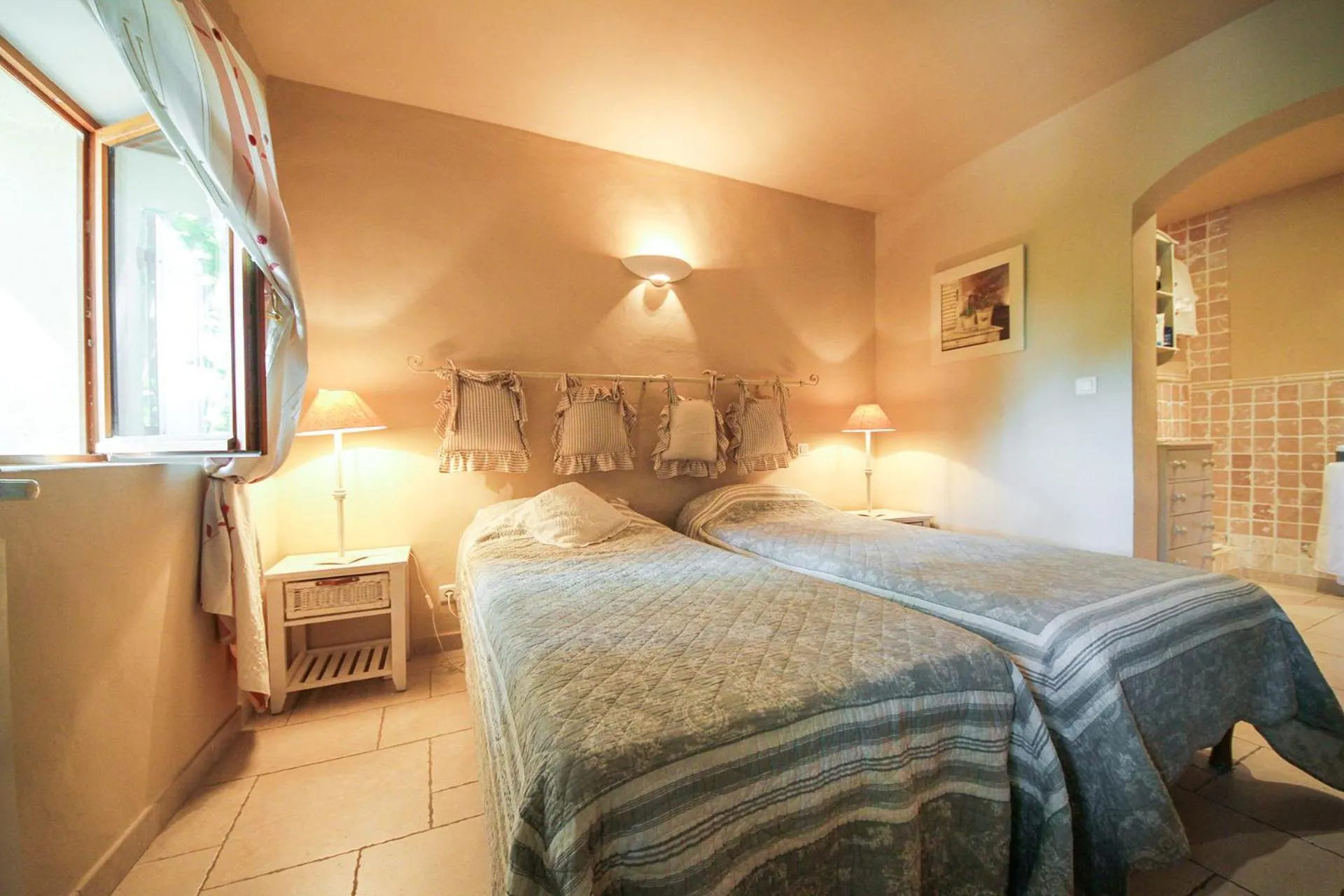 Shower, Bed in Les Carmes and spa