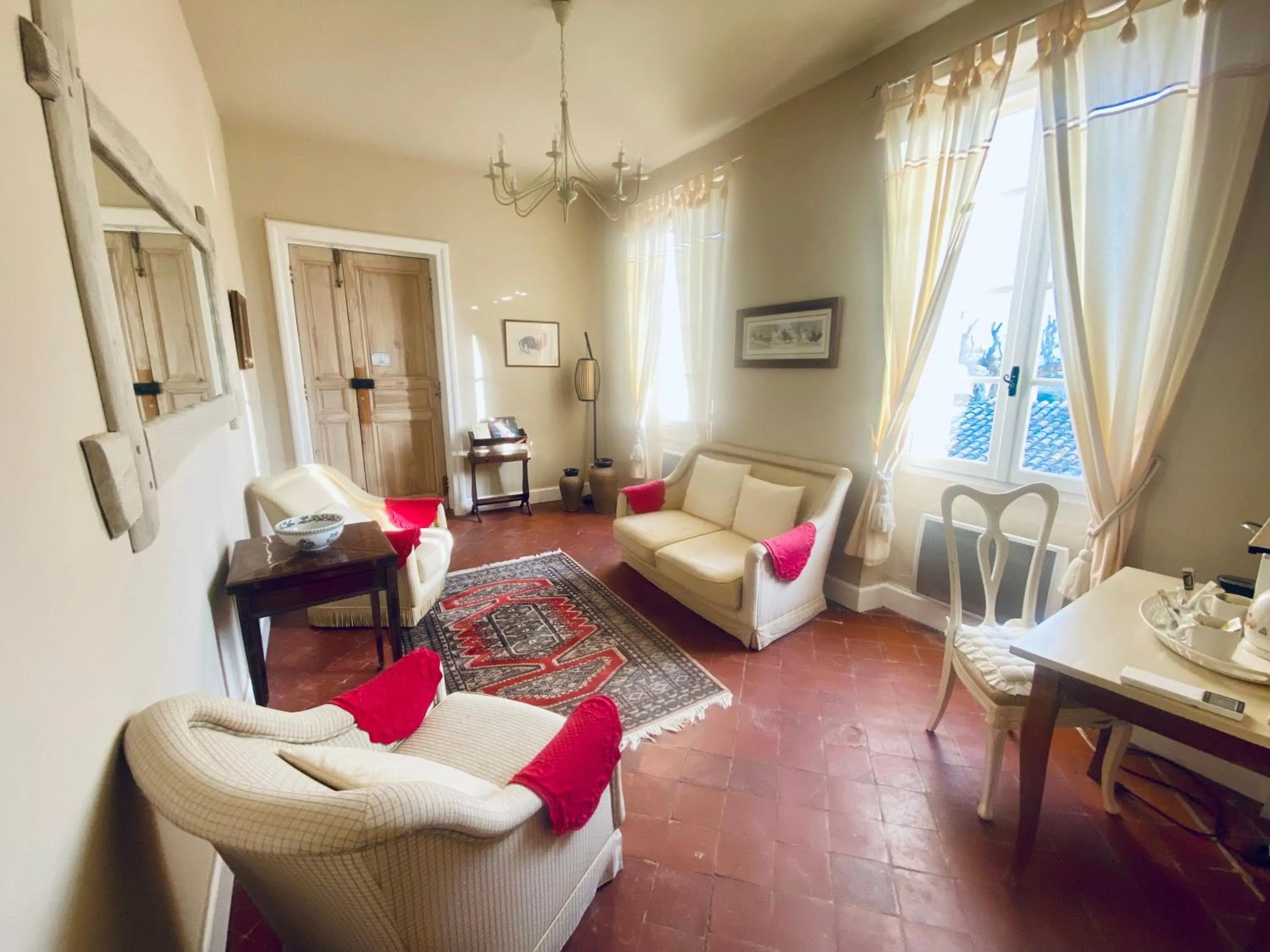 Seating area, Bed in Les Carmes and spa