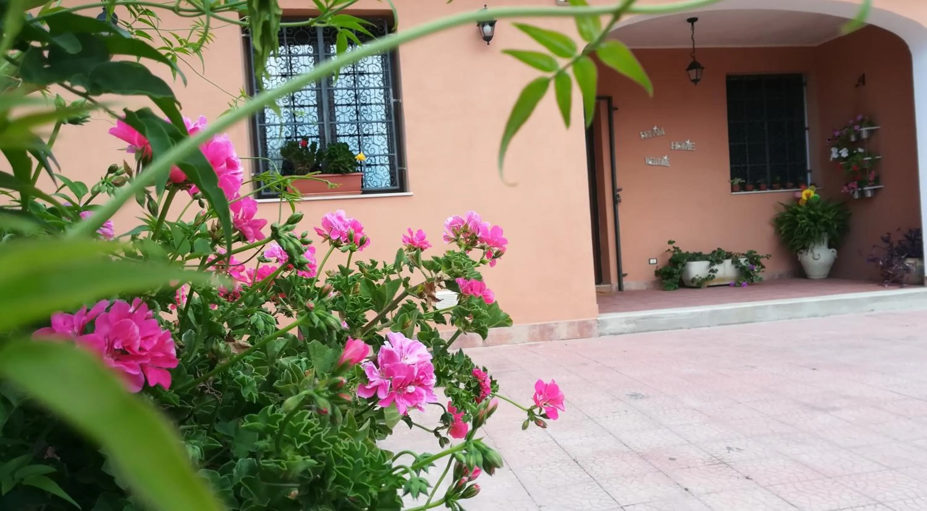 Facade/entrance in La Casa Dei Sogni