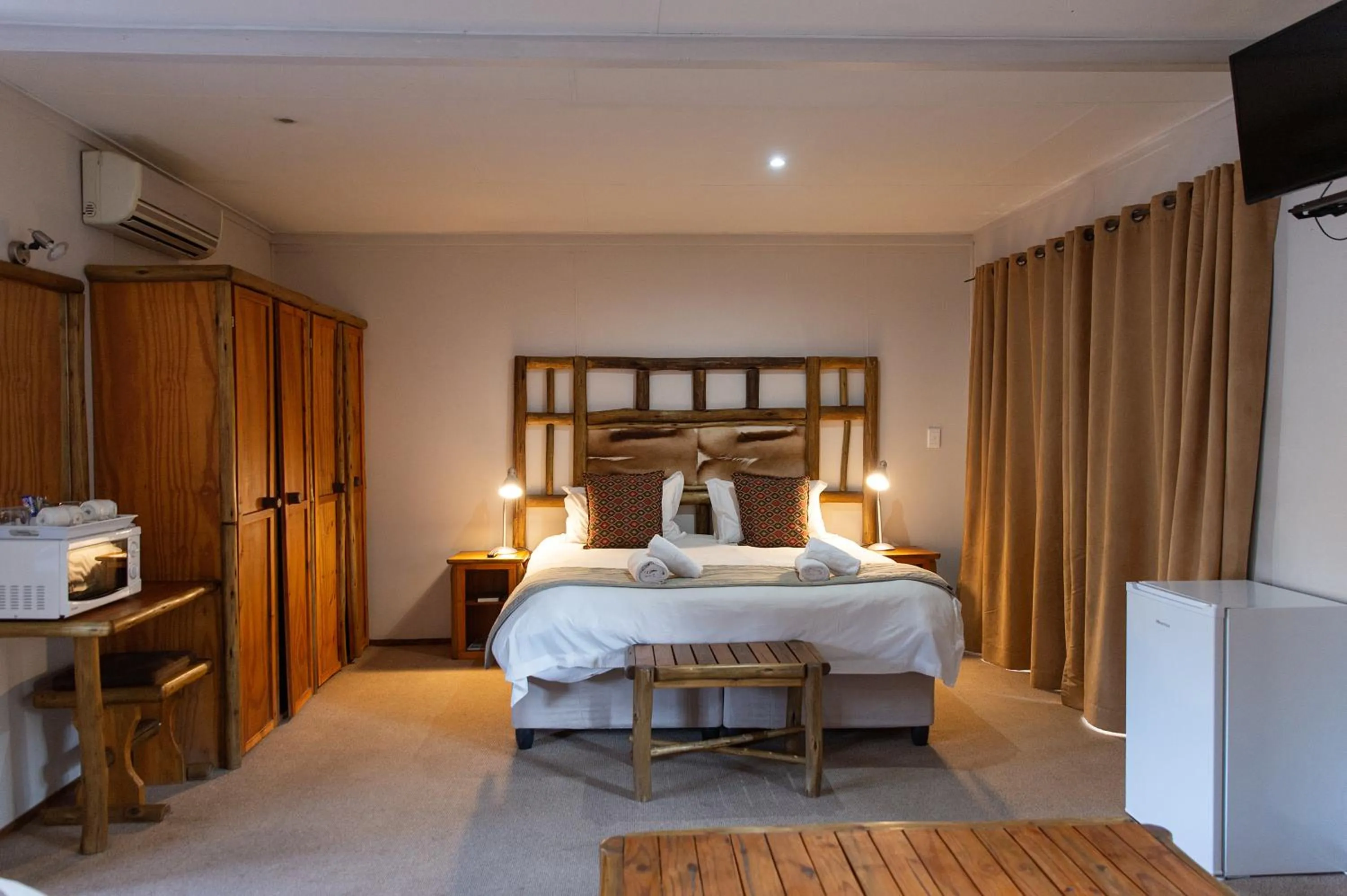 Bed in Riverside Lodge & Conference Center