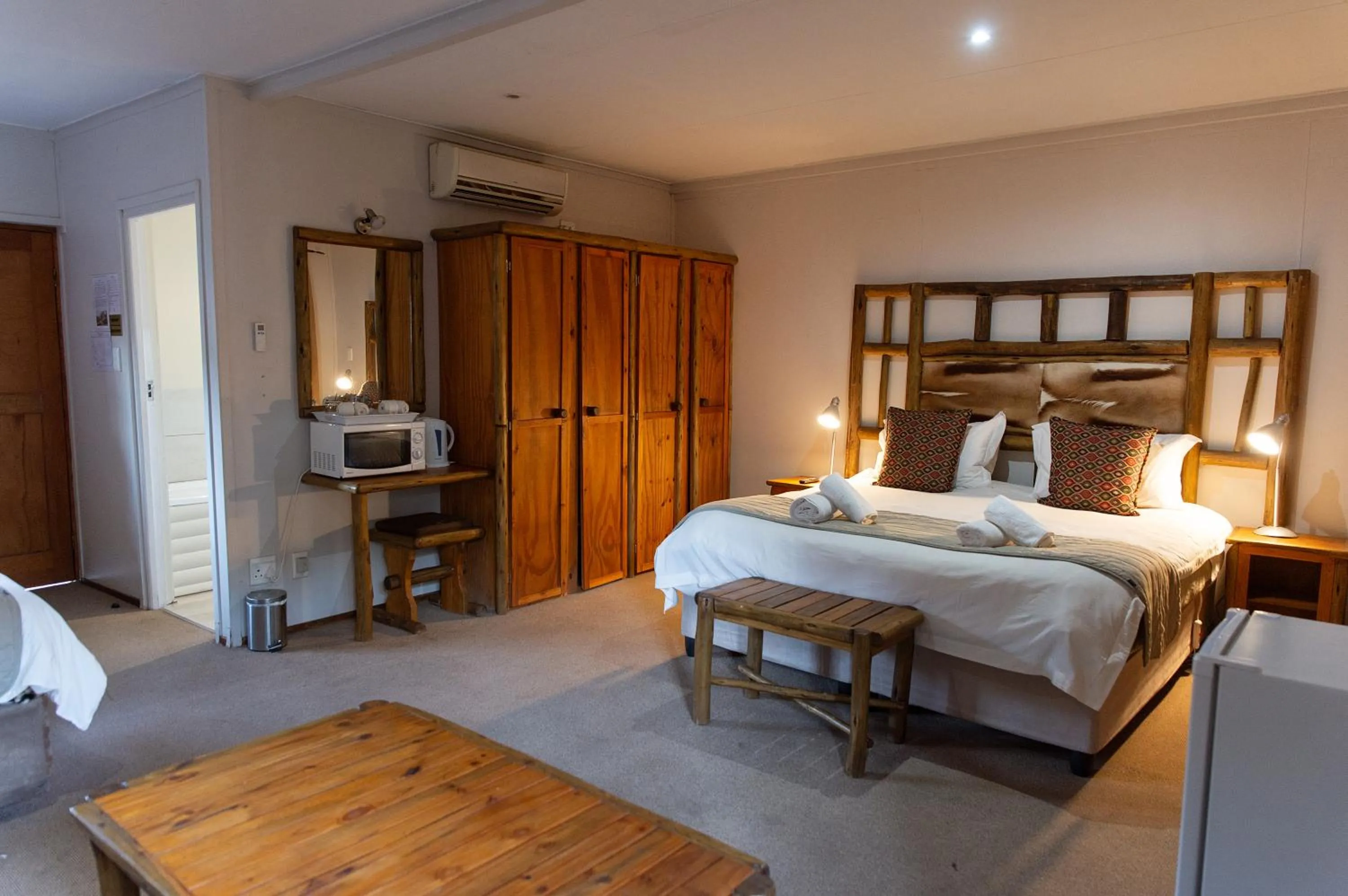 Bed in Riverside Lodge & Conference Center