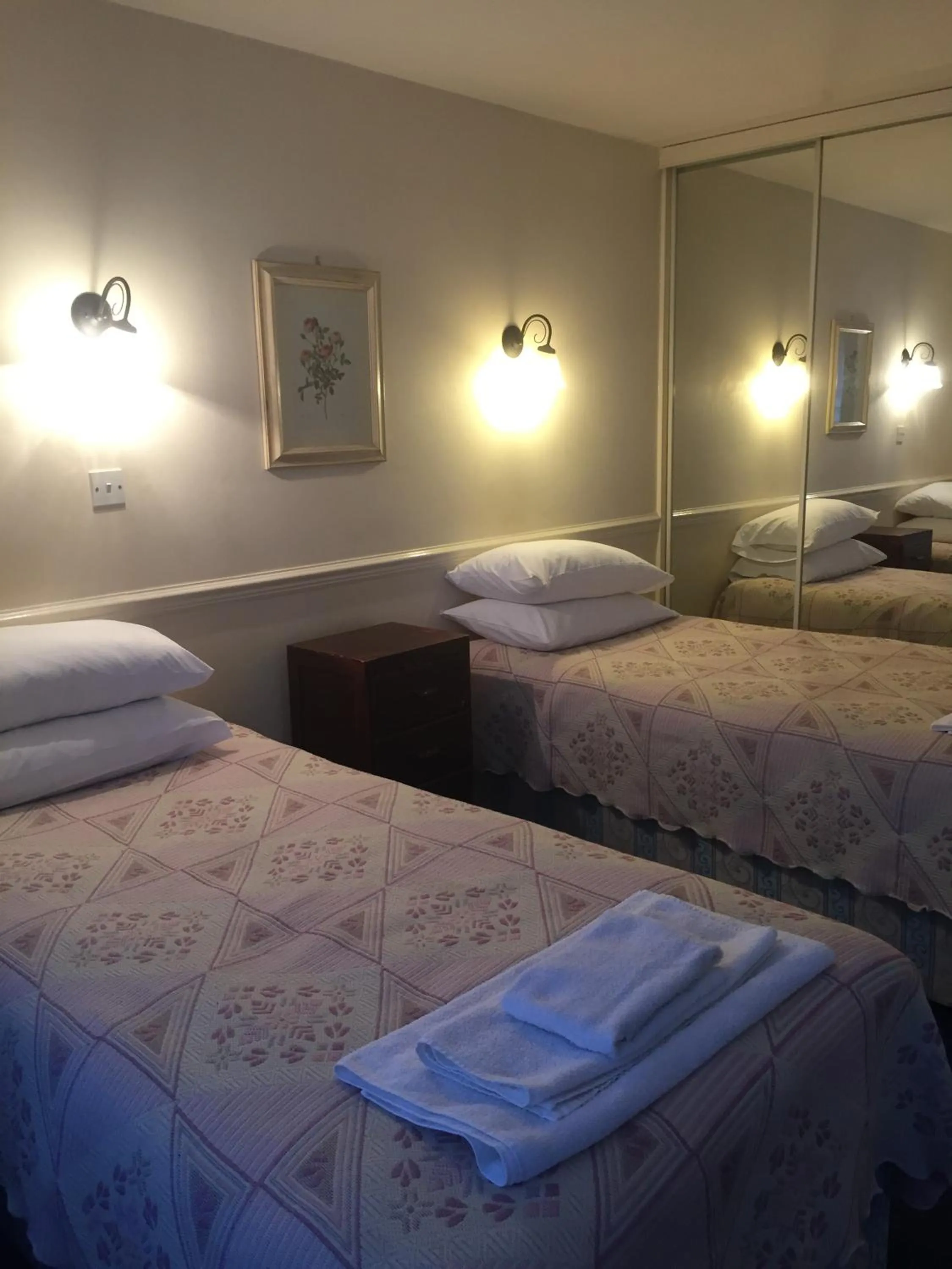 Bedroom, Bed in Colnbrook Lodge Guest House