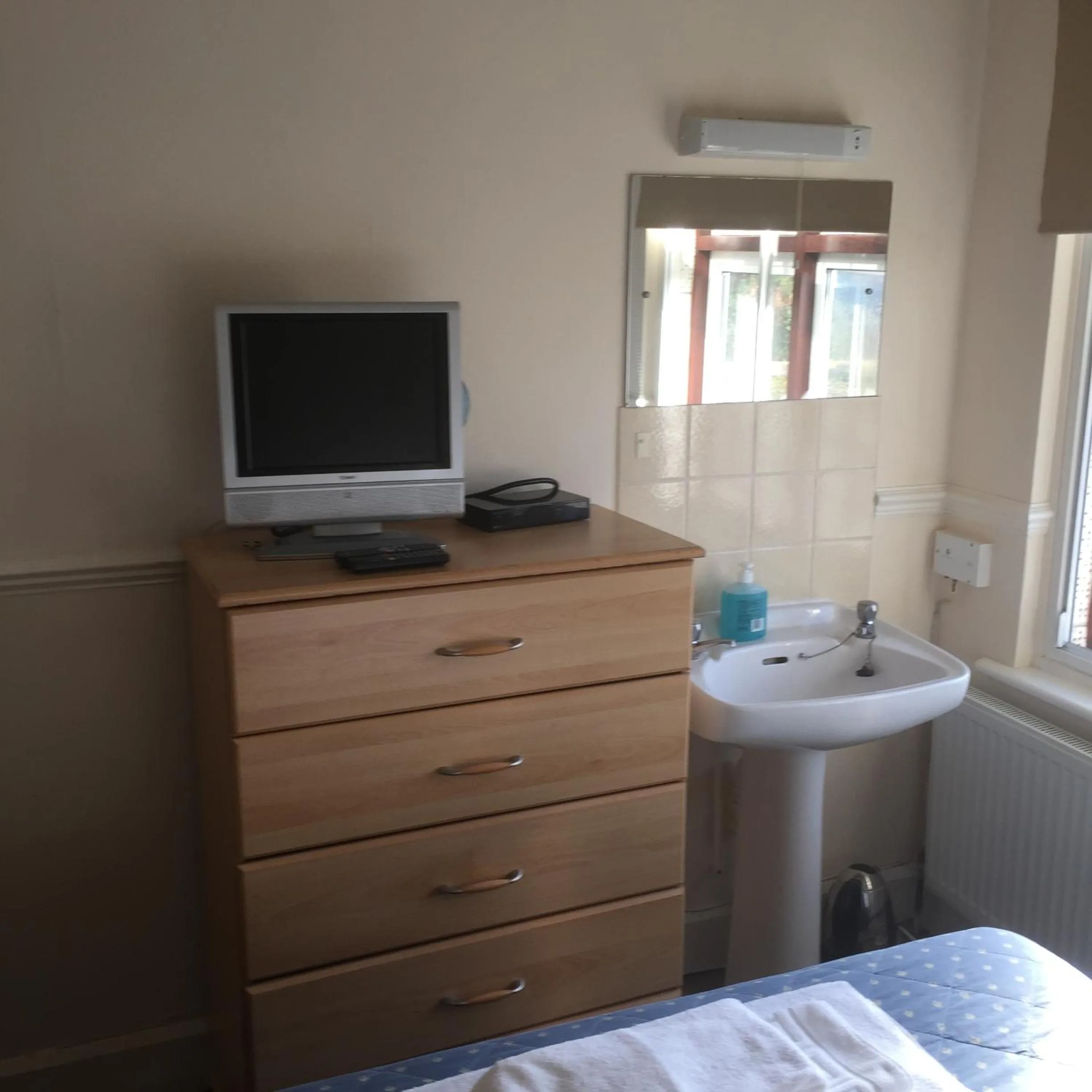 TV and multimedia, Bed in Colnbrook Lodge Guest House