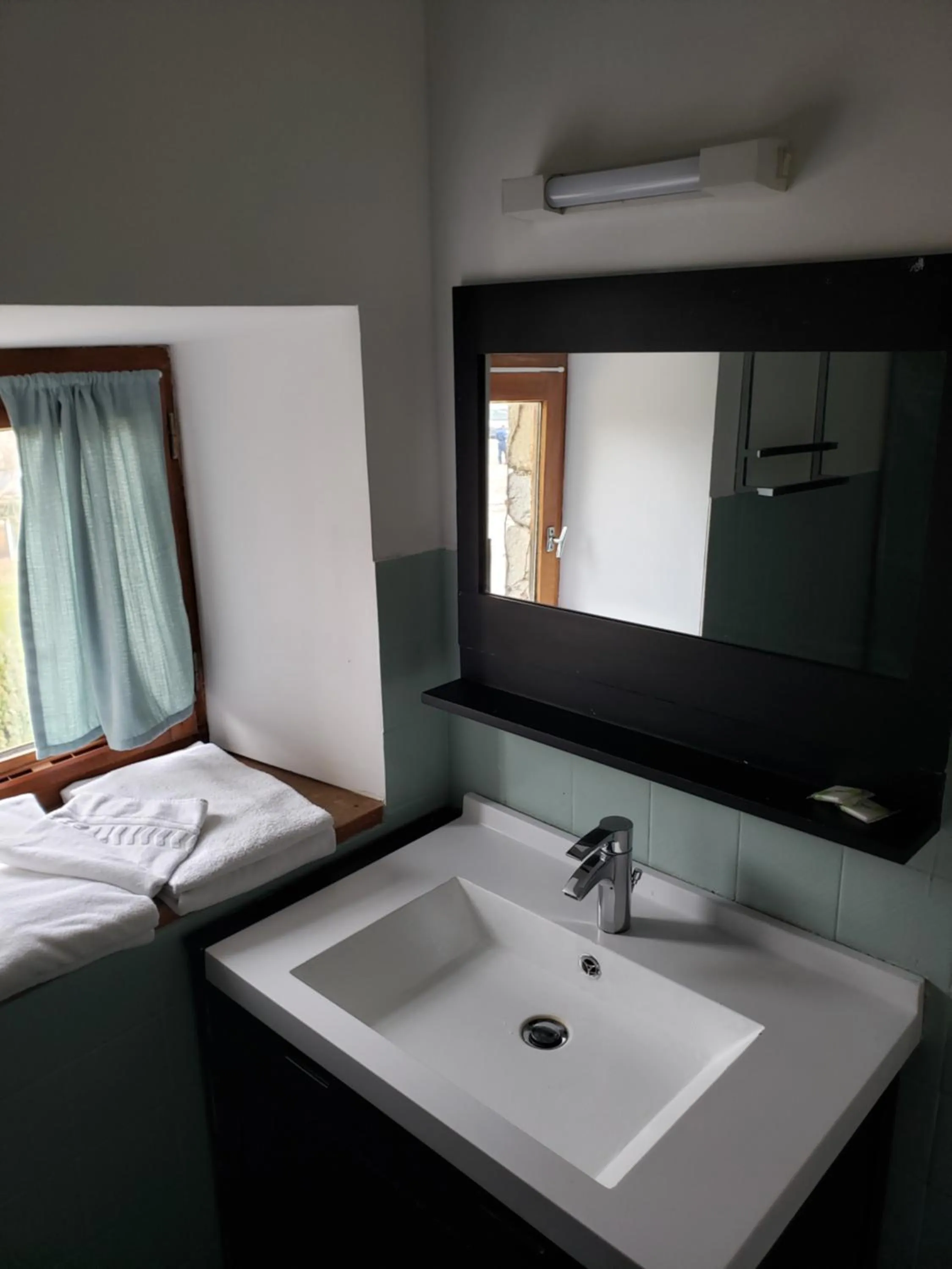 Bathroom, Bed in Le Moulin D'onclaire Camping et chambres d'hôtes