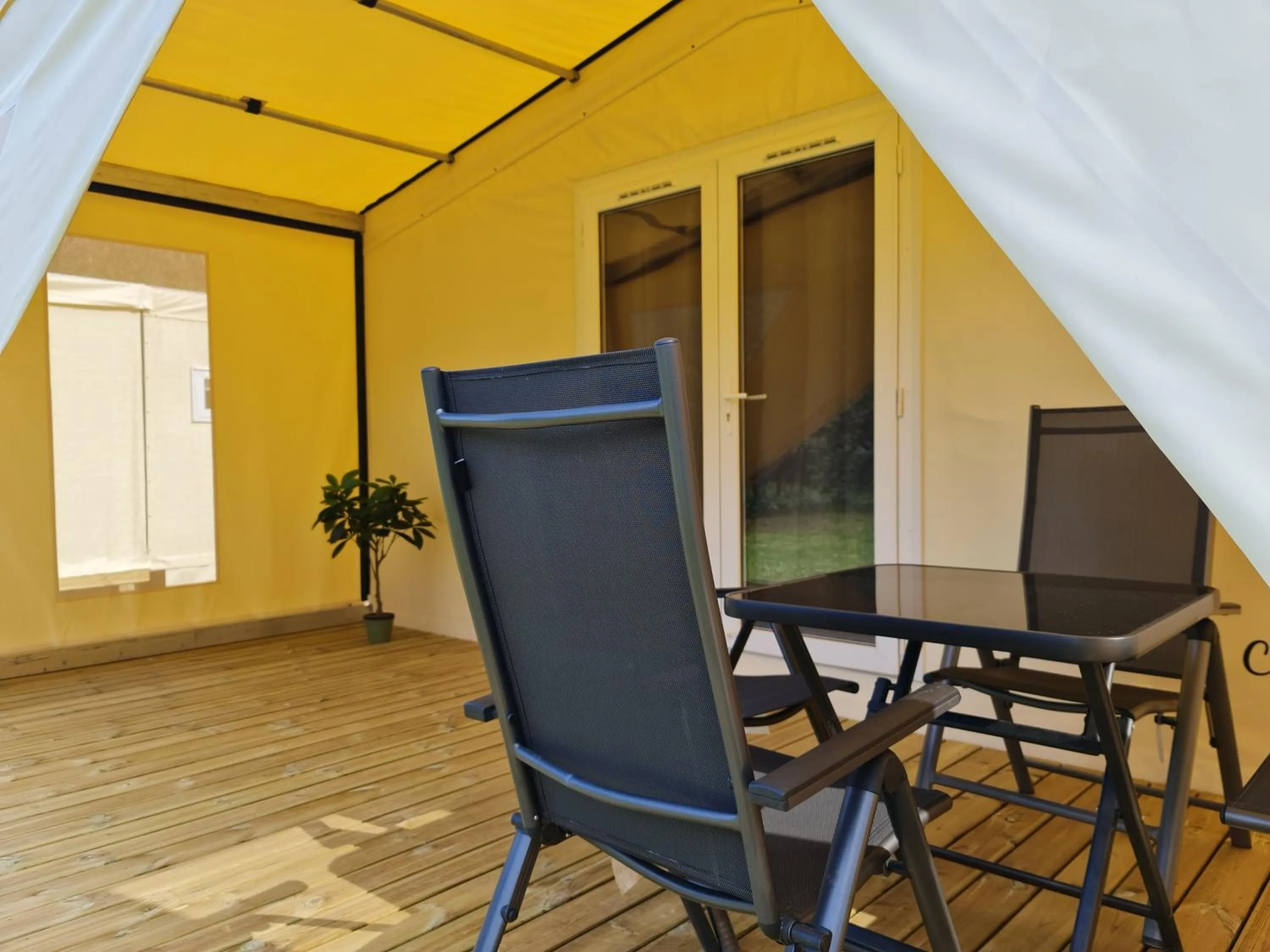 Patio in Le Moulin D'onclaire Camping et chambres d'hôtes