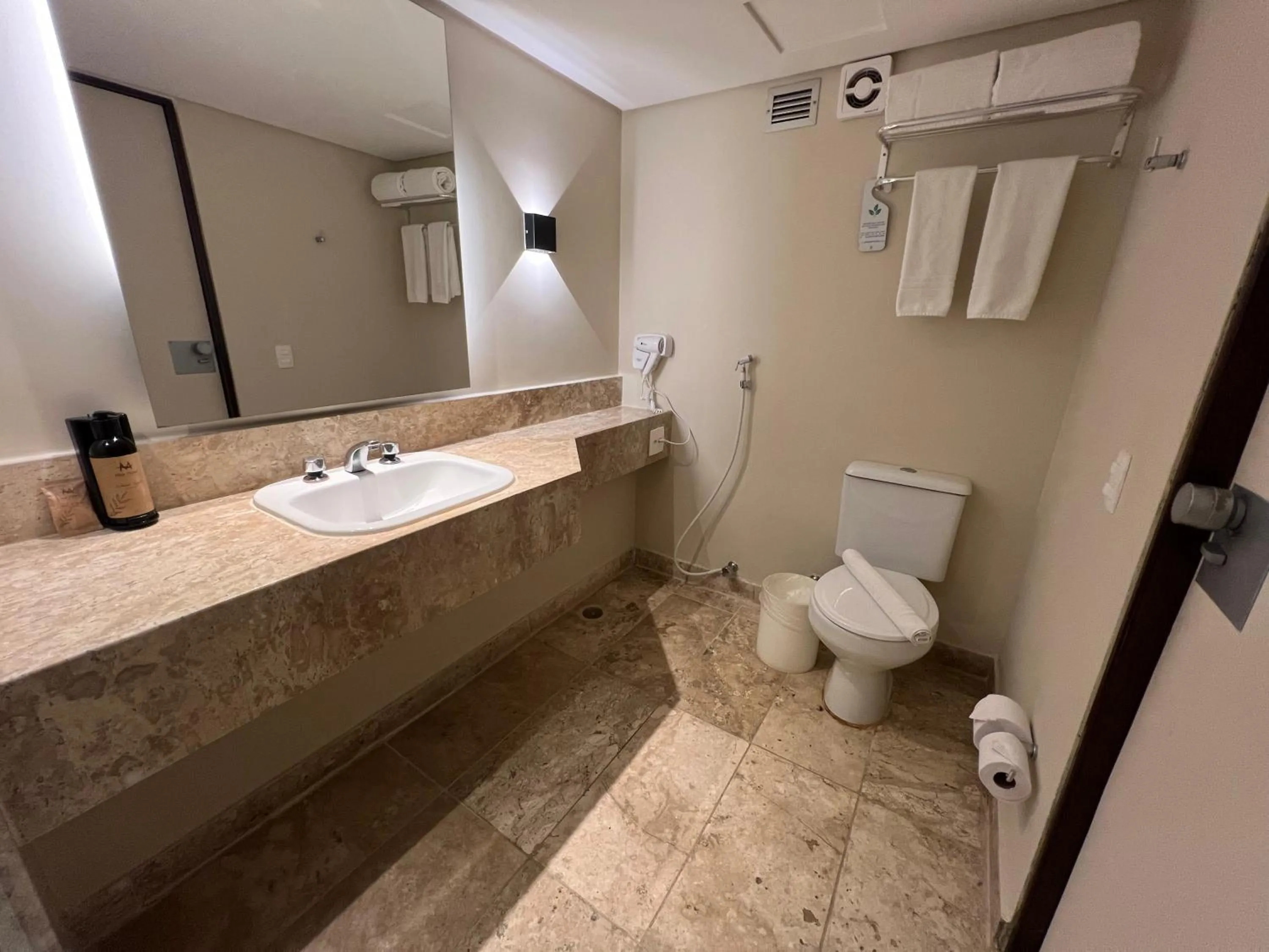 Bathroom in Mar Hotel Conventions