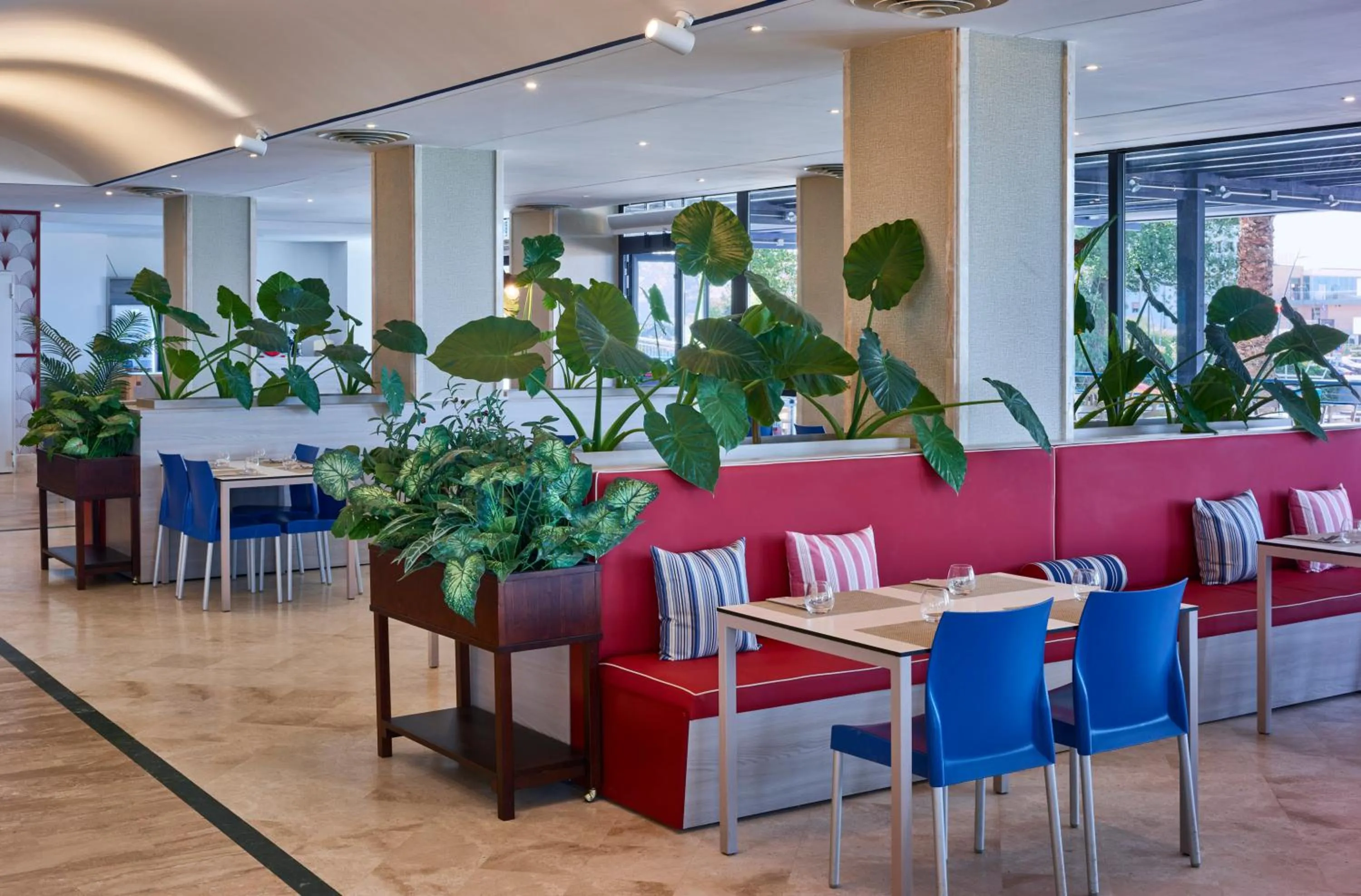 Restaurant/places to eat in Serena Majestic Residence