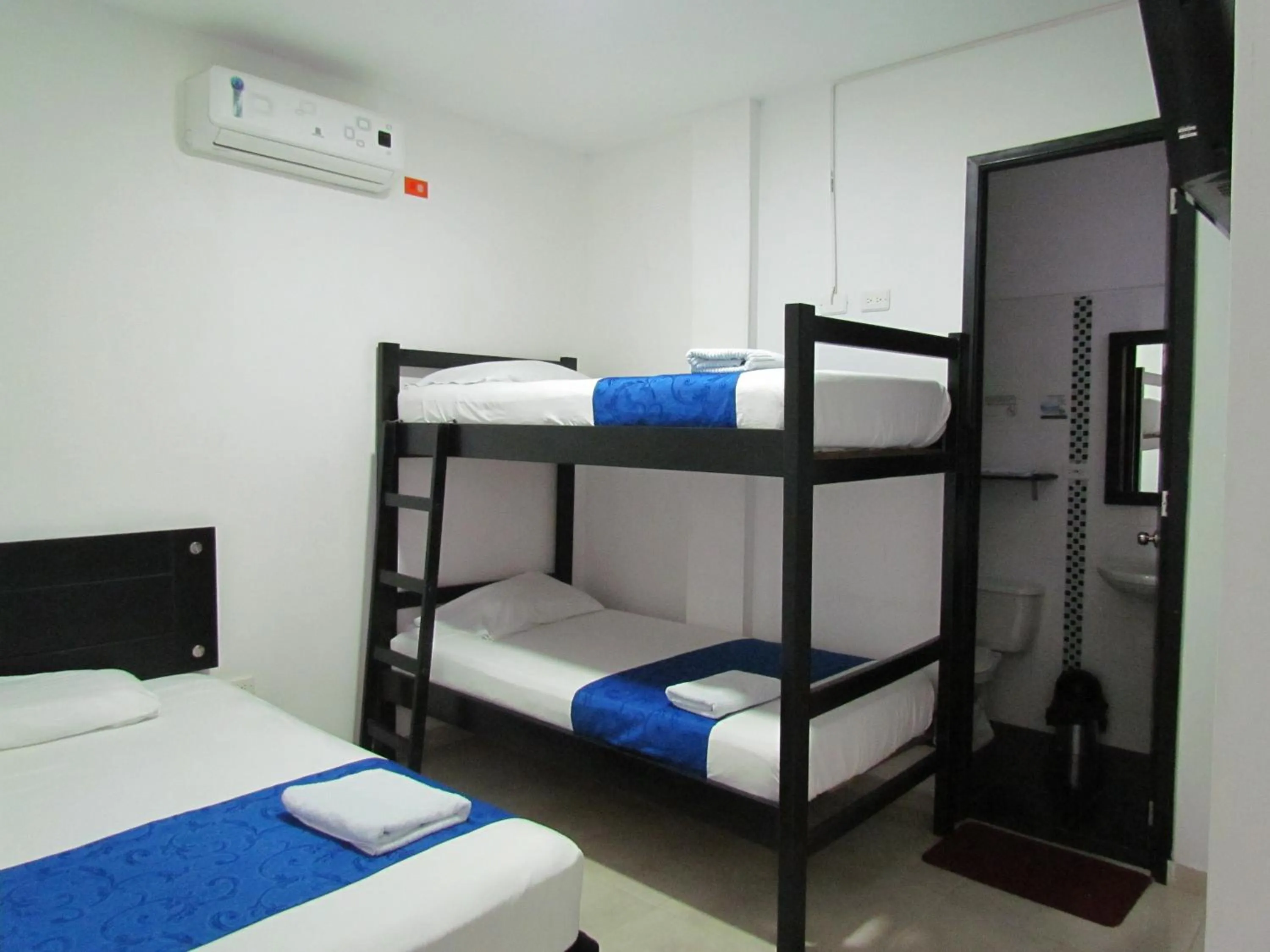 bunk bed, Bed in Hotel Diamonds