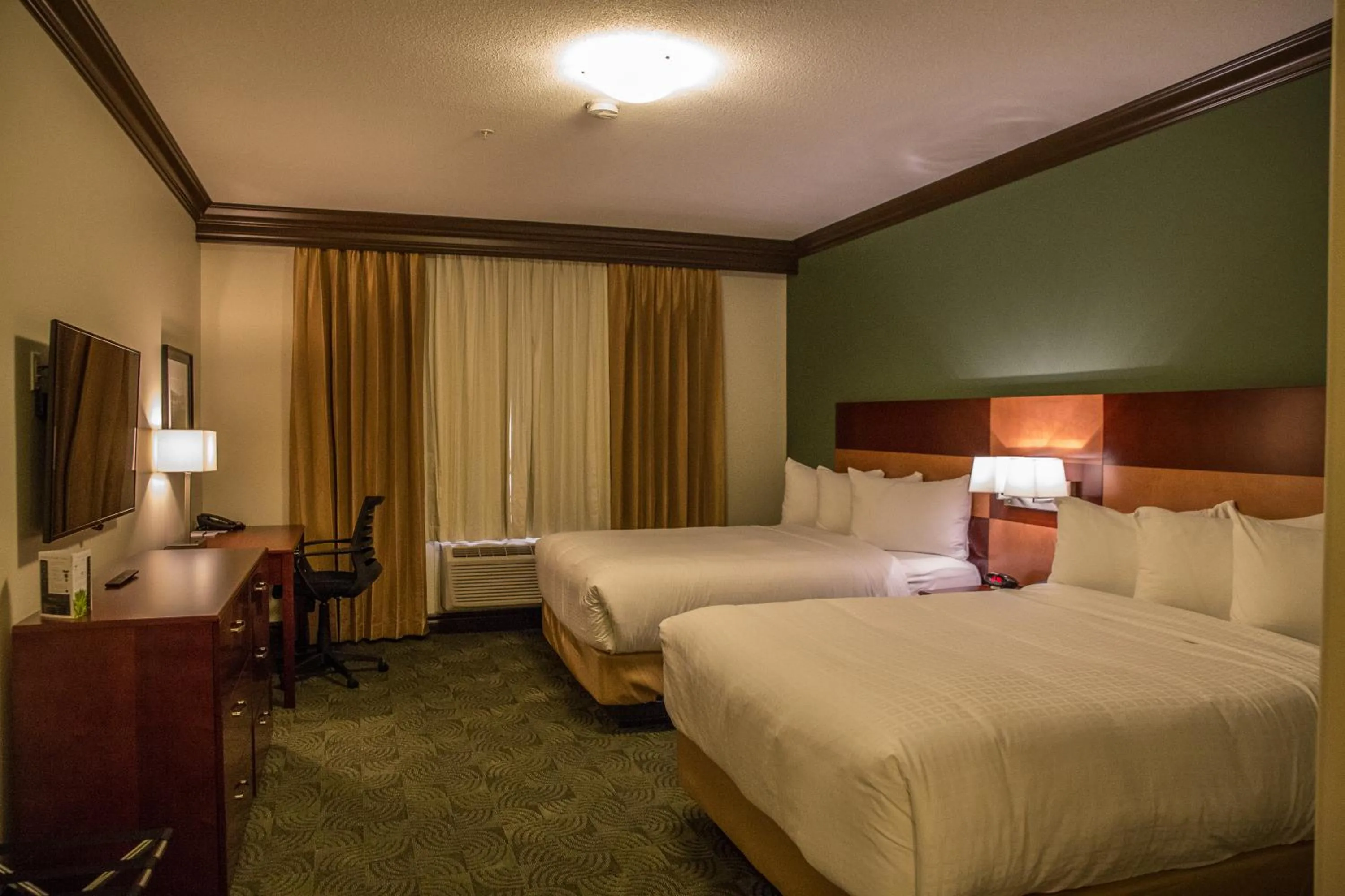 Photo of the whole room, Bed in Chateau Nova Peace River