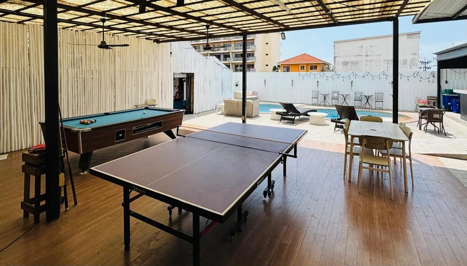 Billiard in 1715 House - White Rhino