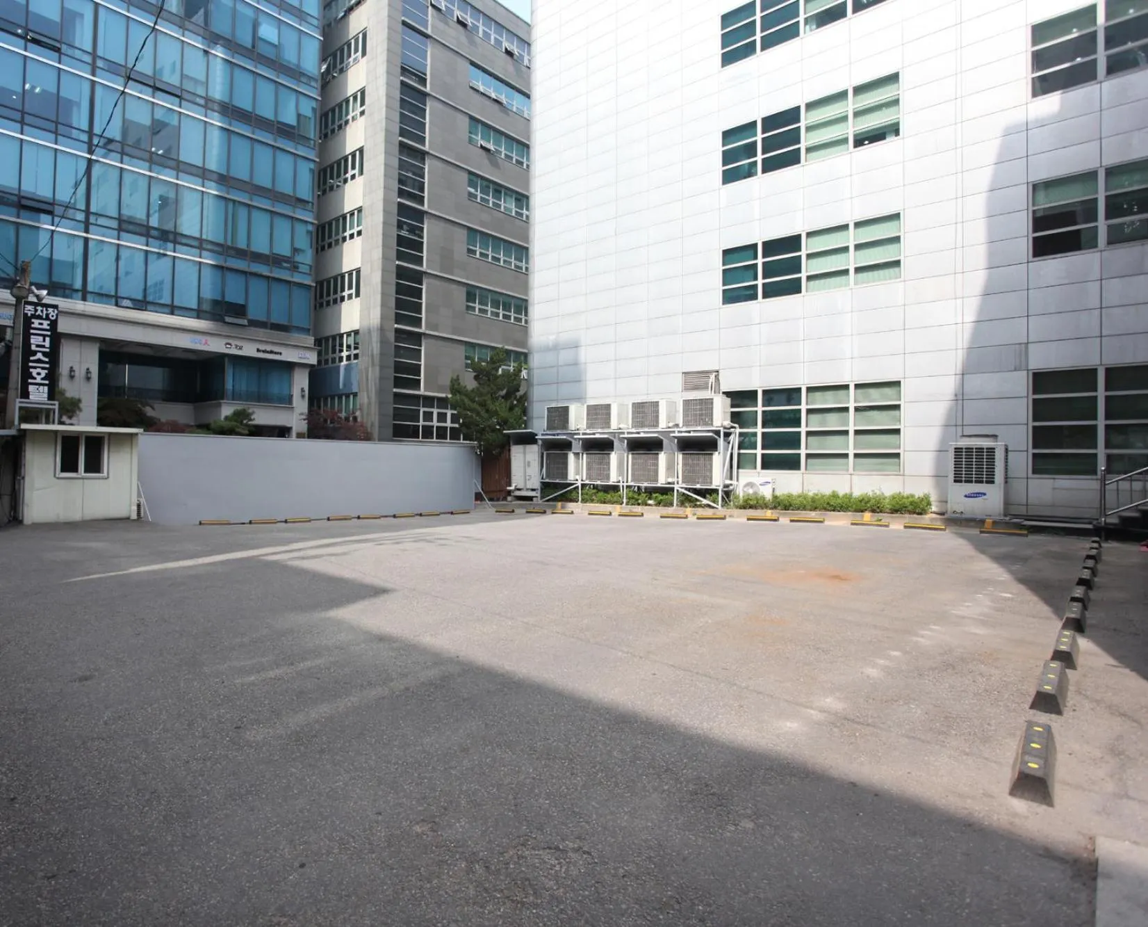 Decorative detail in Prince Hotel