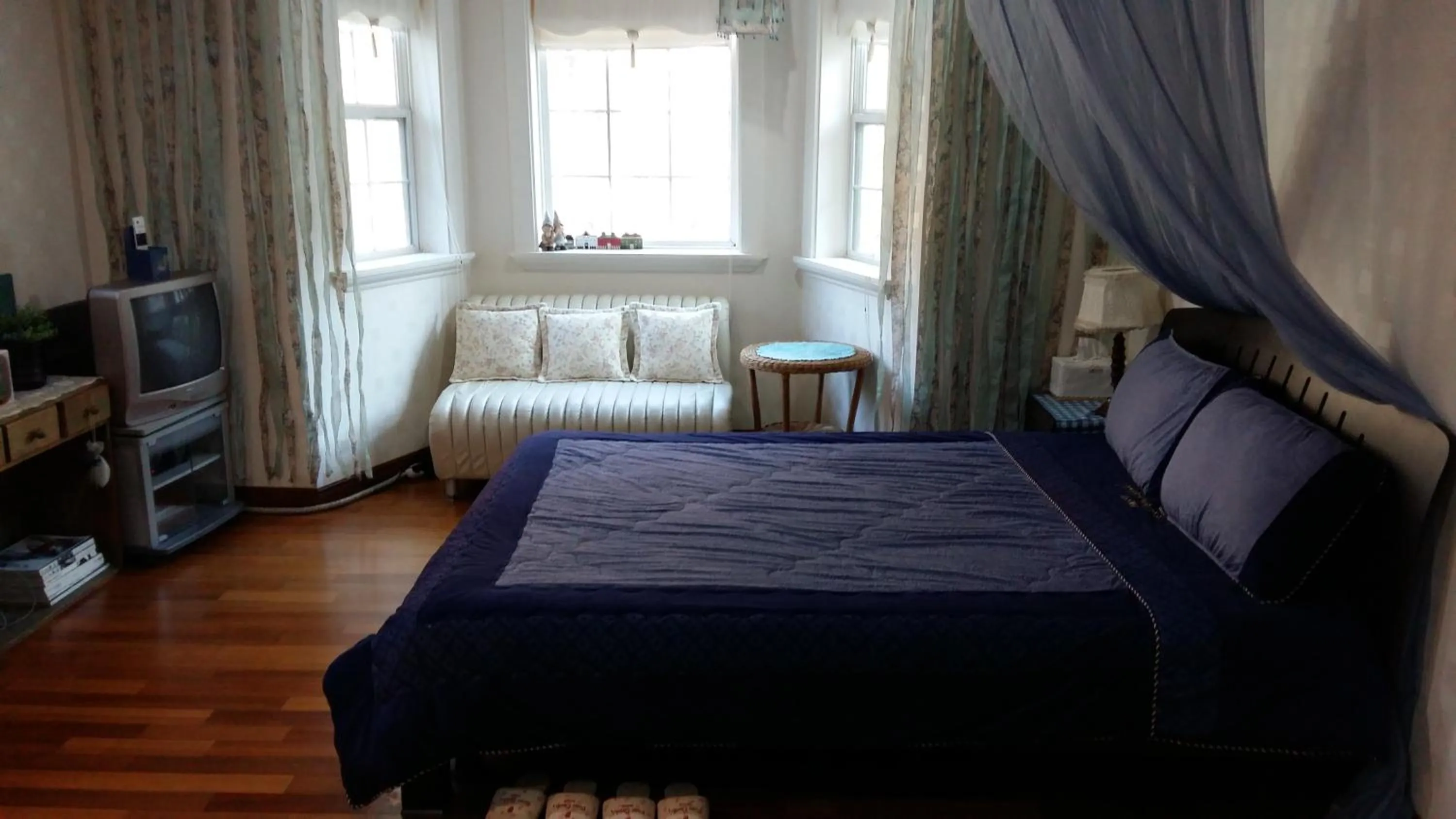 Day, Bed in Fermata Pension