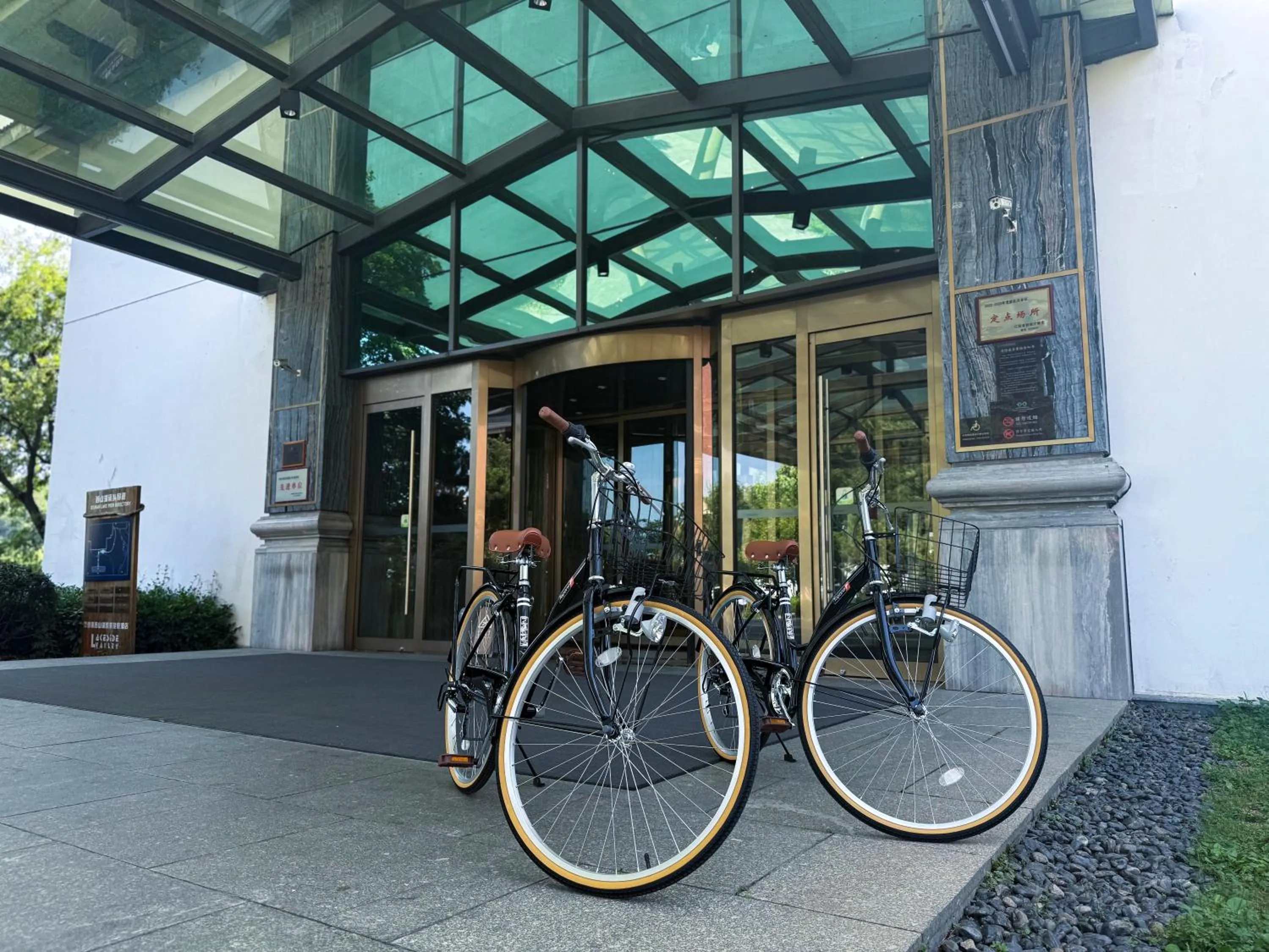 Cycling in LakeSide Resort Jingdezhen