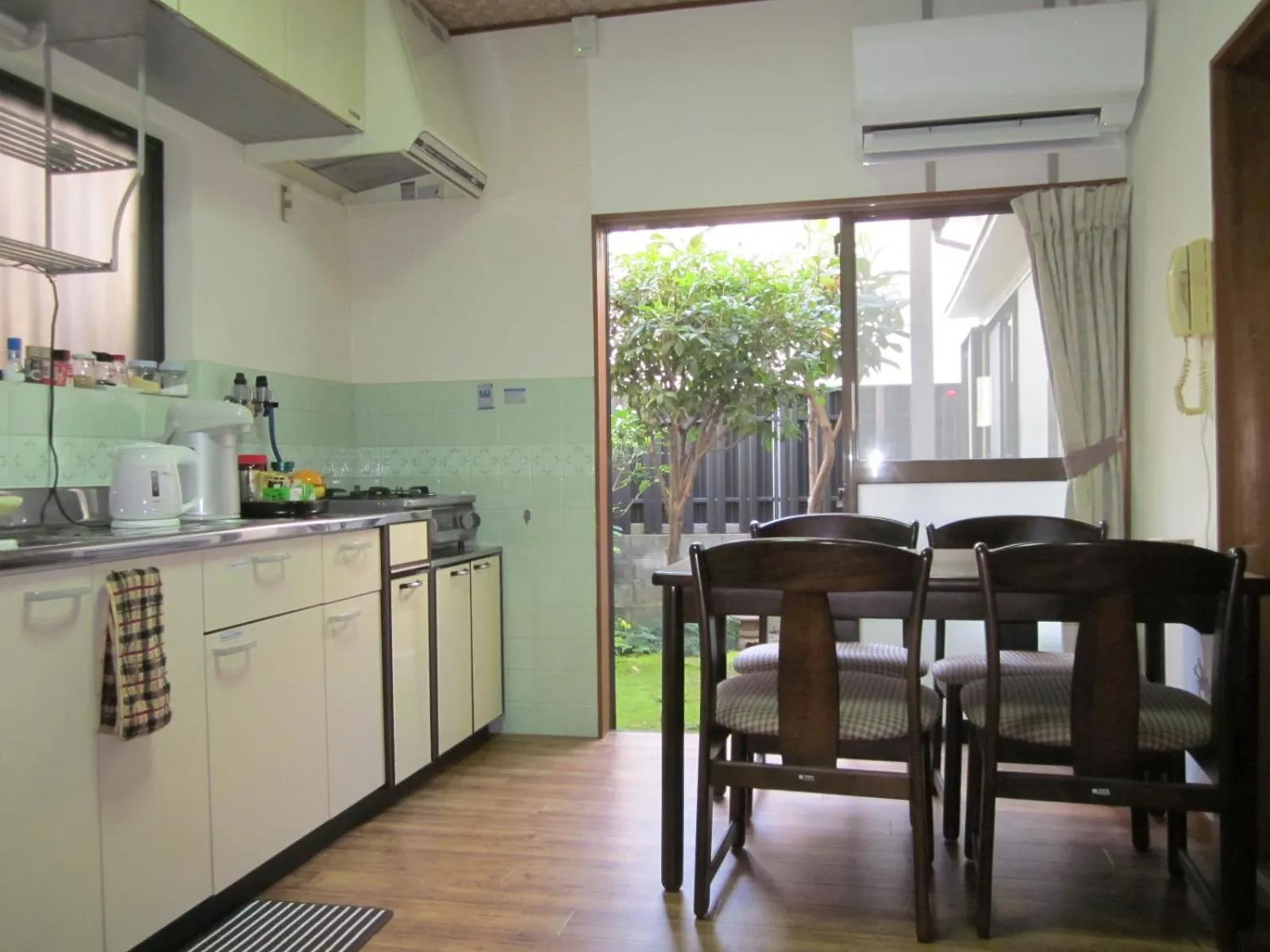 Dining area in Enman Guest House Osaka