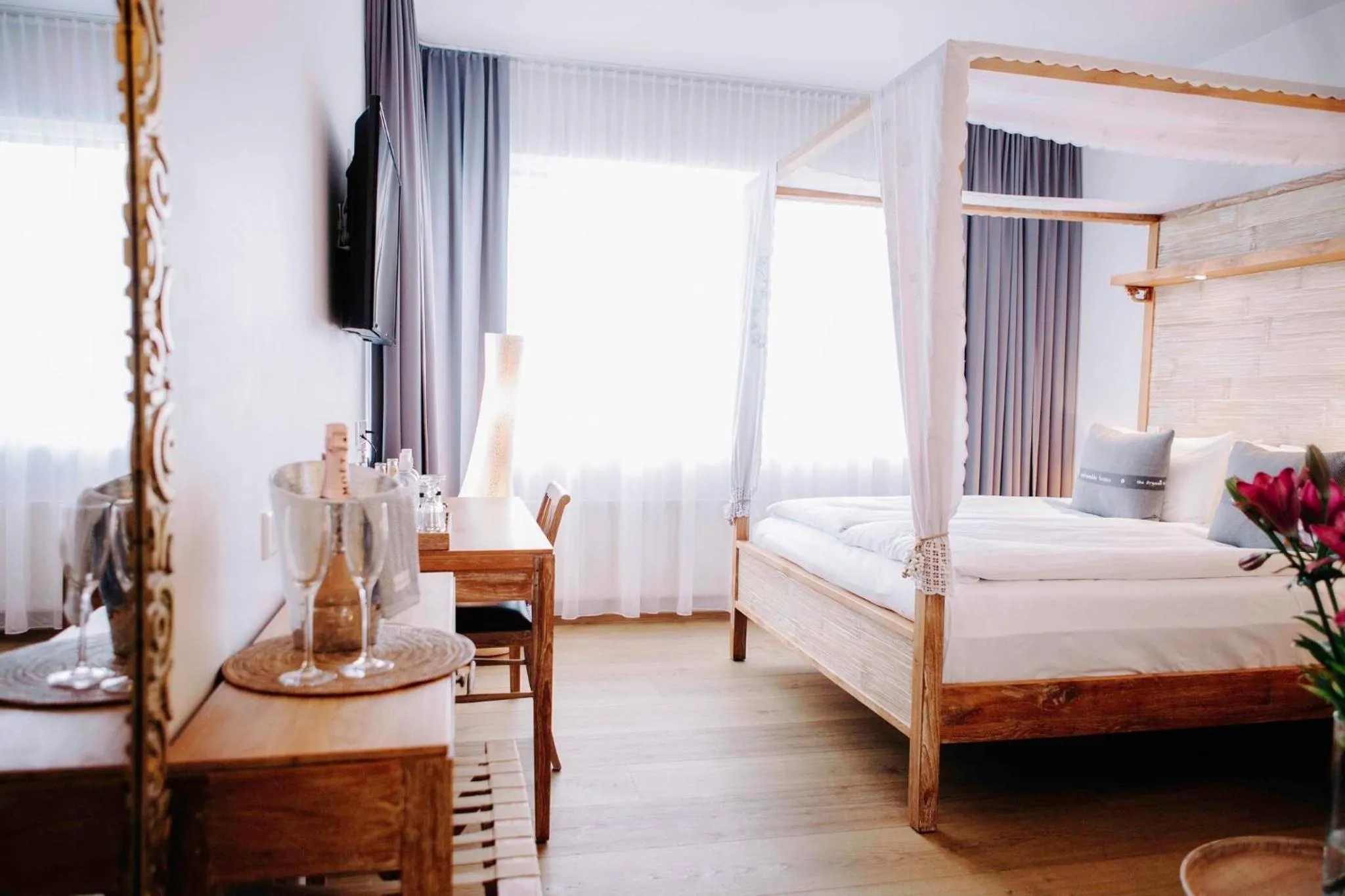 Photo of the whole room, Bed in Eyja Guldsmeden Hotel