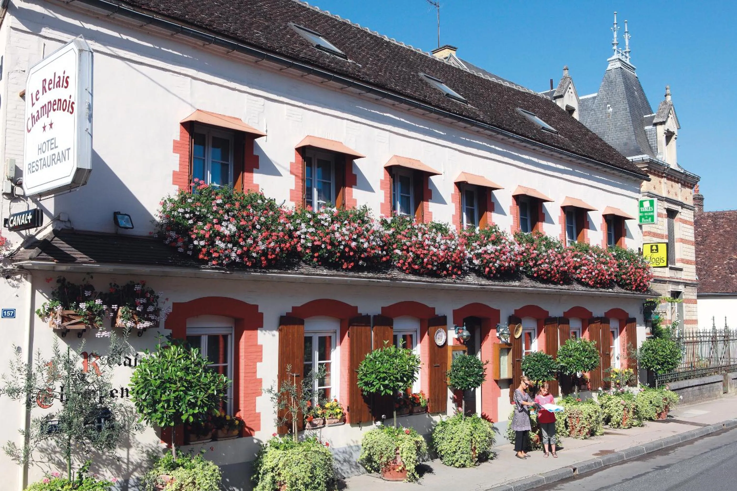 Facade/entrance in Logis Le Relais Champenois